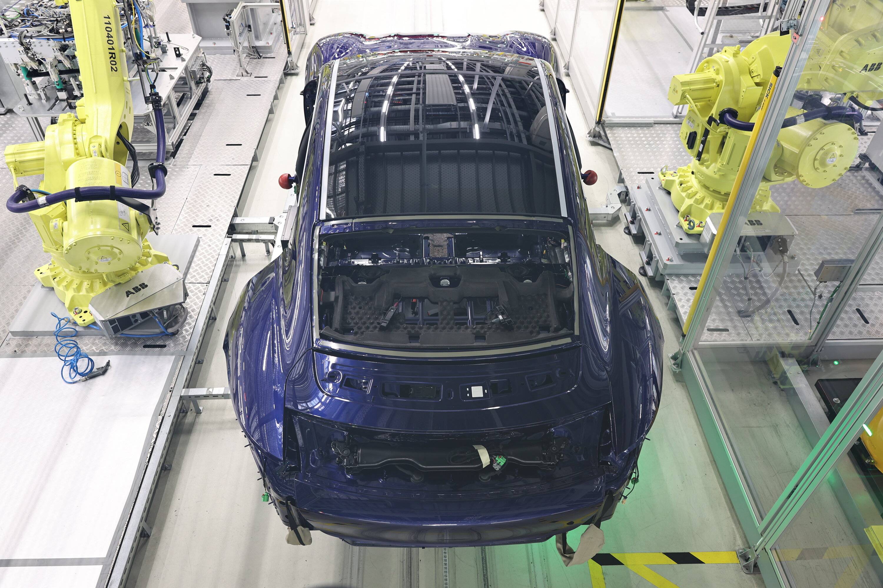 Porsche Taycan August 2023 Deliveries Taycan_GTS_Taycan_assembly_installation_read_window