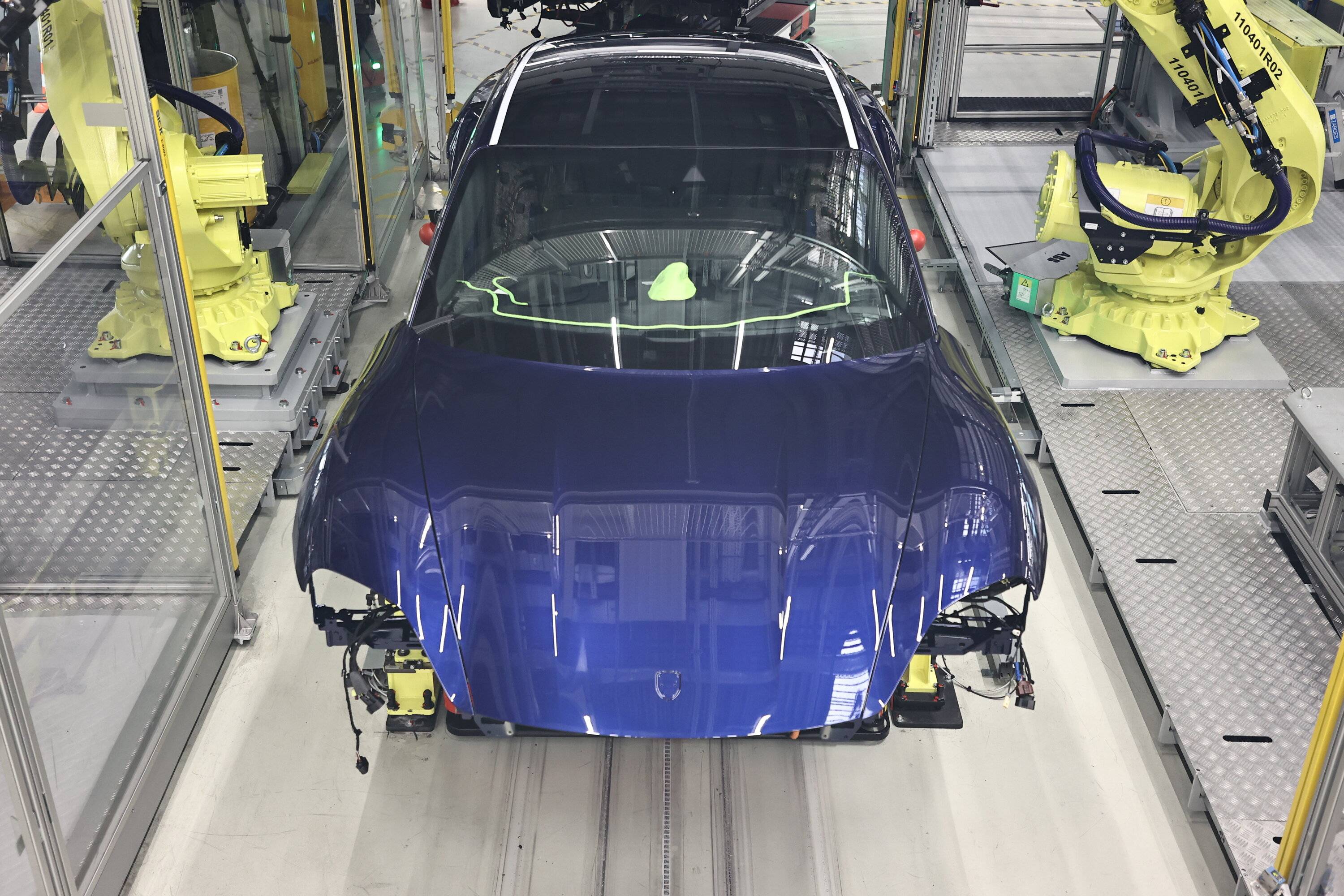 Porsche Taycan August 2023 Deliveries Taycan_GTS_Taycan_assembly_installation_windshield