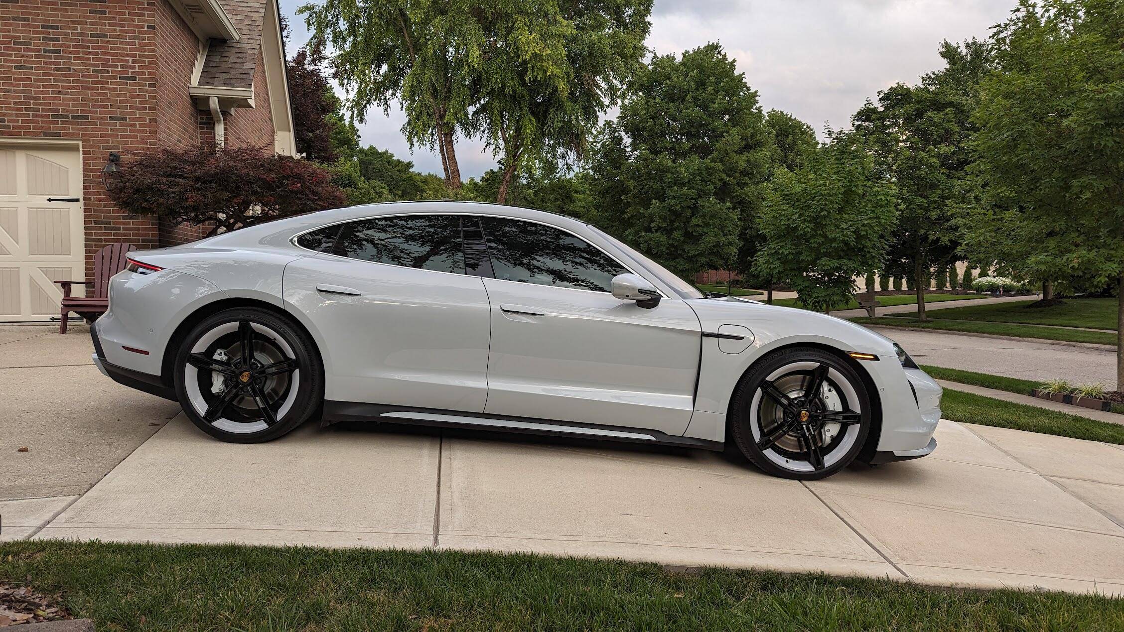Porsche Taycan Tinting glass that already has noise insulated factory option 1690076471013