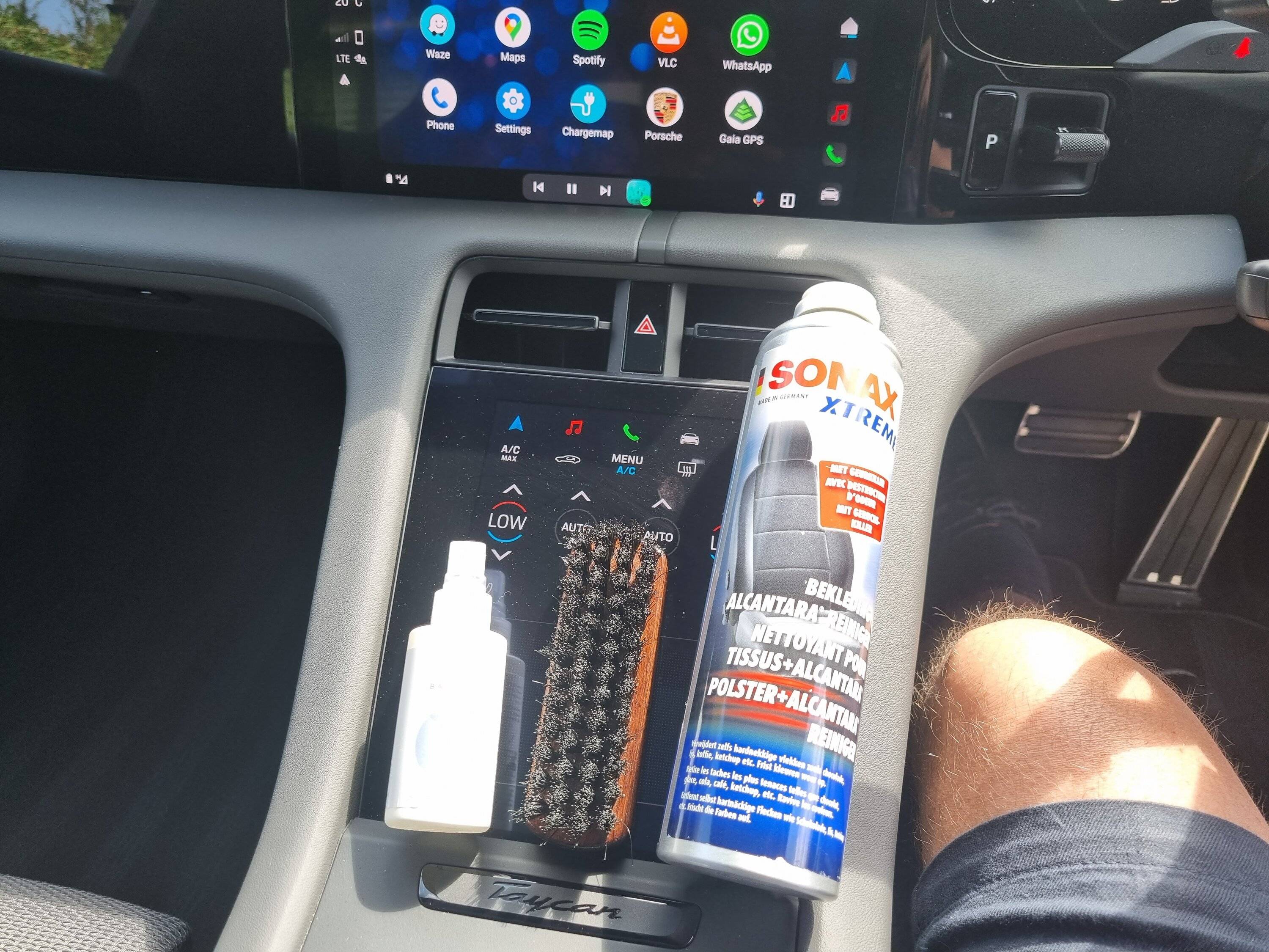 Porsche Taycan Steering wheel cleaning tools