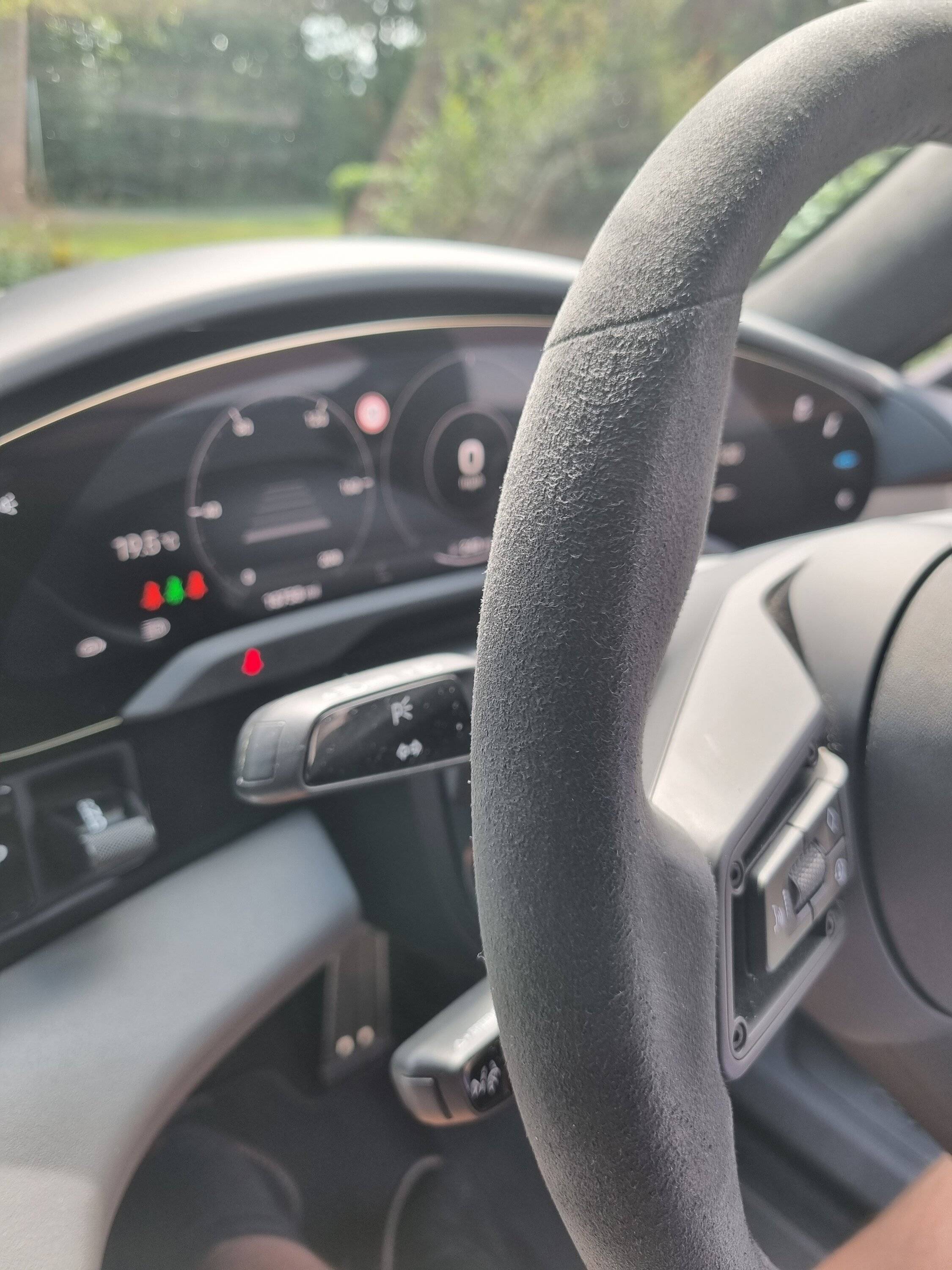 Porsche Taycan Steering wheel cleaning after
