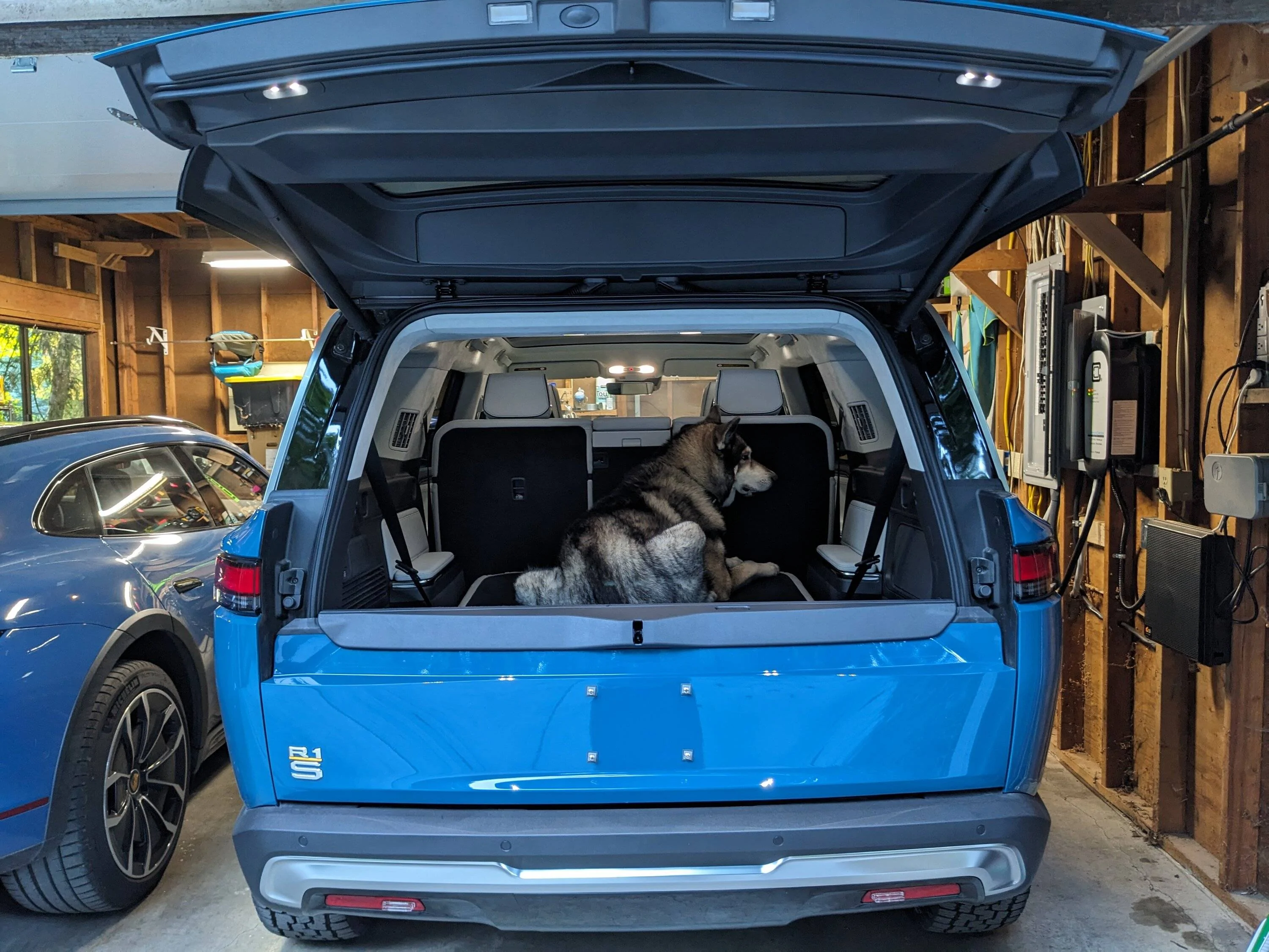 Porsche Taycan Taycan vs Rivian R1S PXL_20230629_032355790