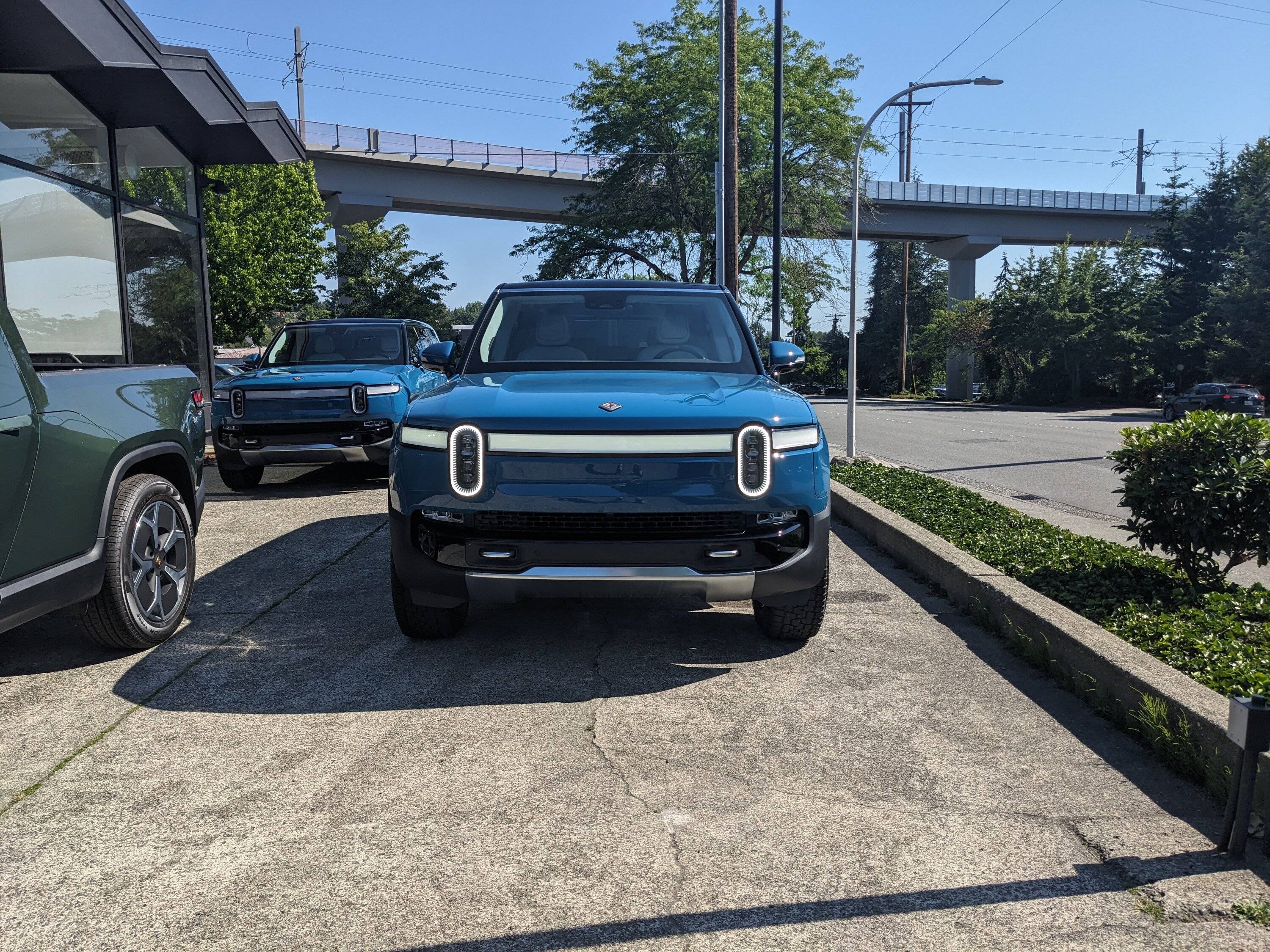 Porsche Taycan Taycan vs Rivian R1S PXL_20230628_234147417