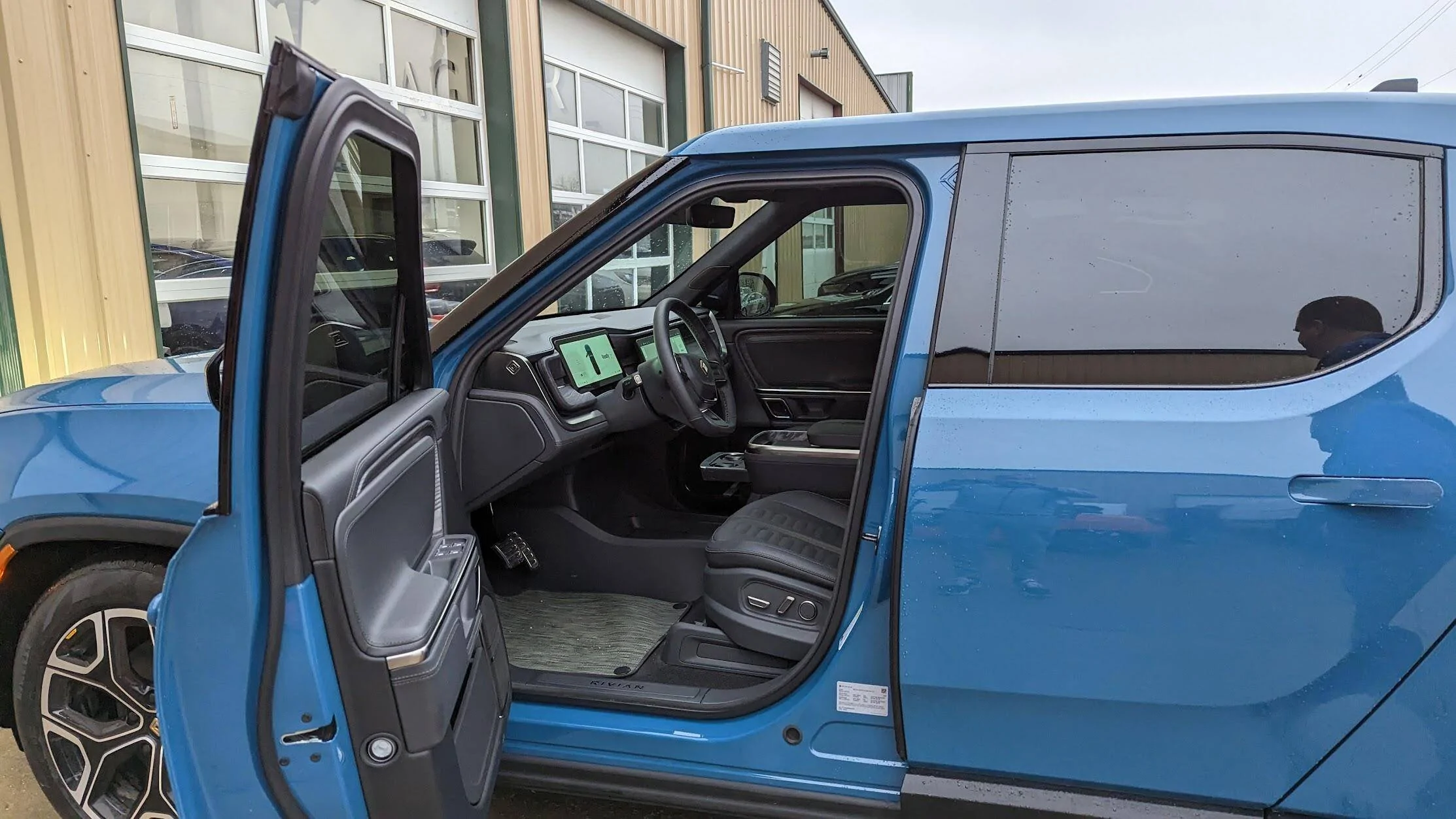 Porsche Taycan Taycan vs Rivian R1S 1690397712345