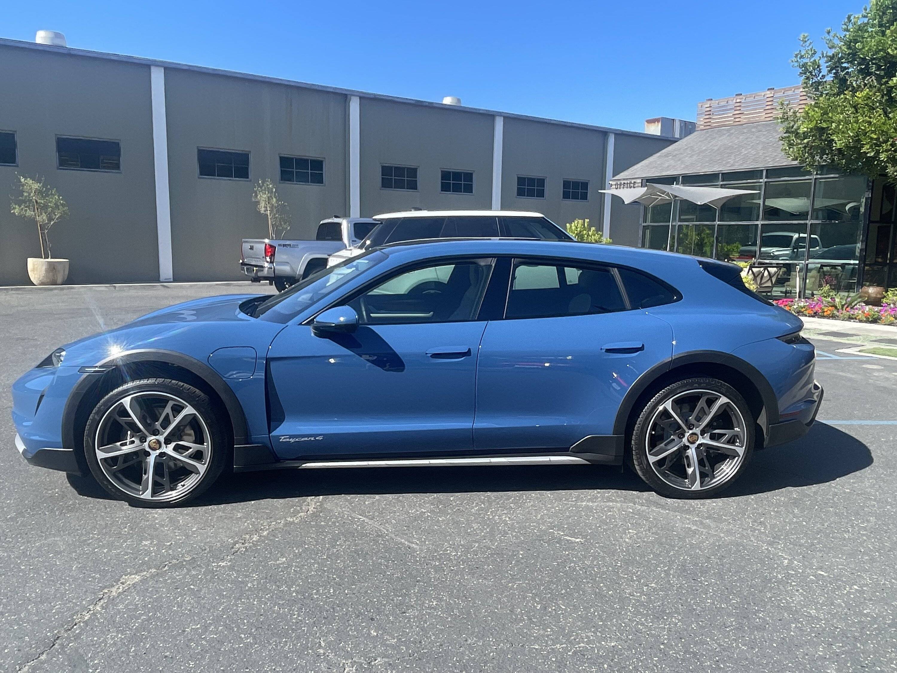 Porsche Taycan NEPTUNE BLUE Taycan Club 71104520617__60BD728C-13C9-45A3-8B99-E4E9C1A2062E