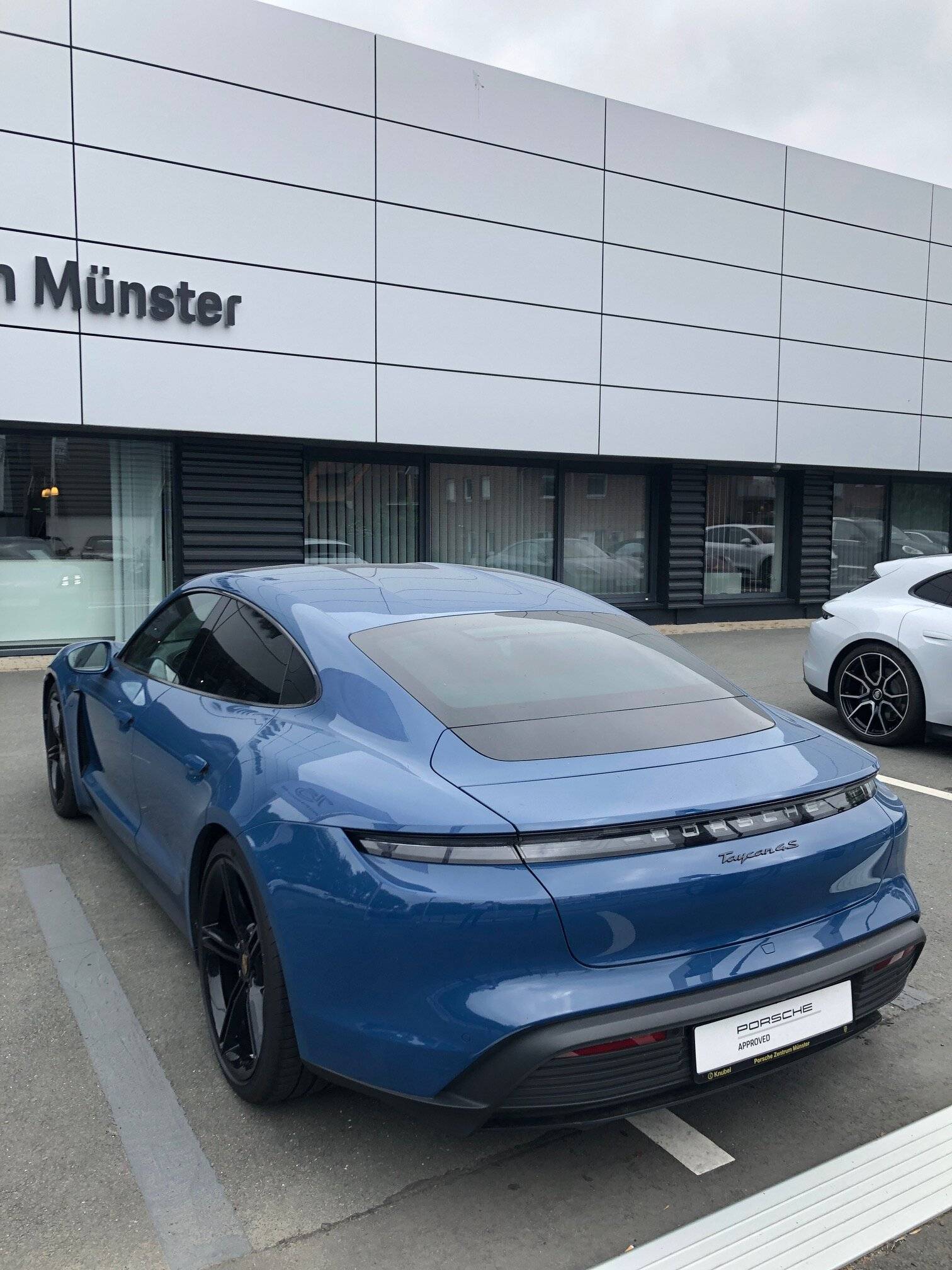 Porsche Taycan NEPTUNE BLUE Taycan Club B2EBA16C-2062-43CD-BDD9-17468BCB9308-L0-001
