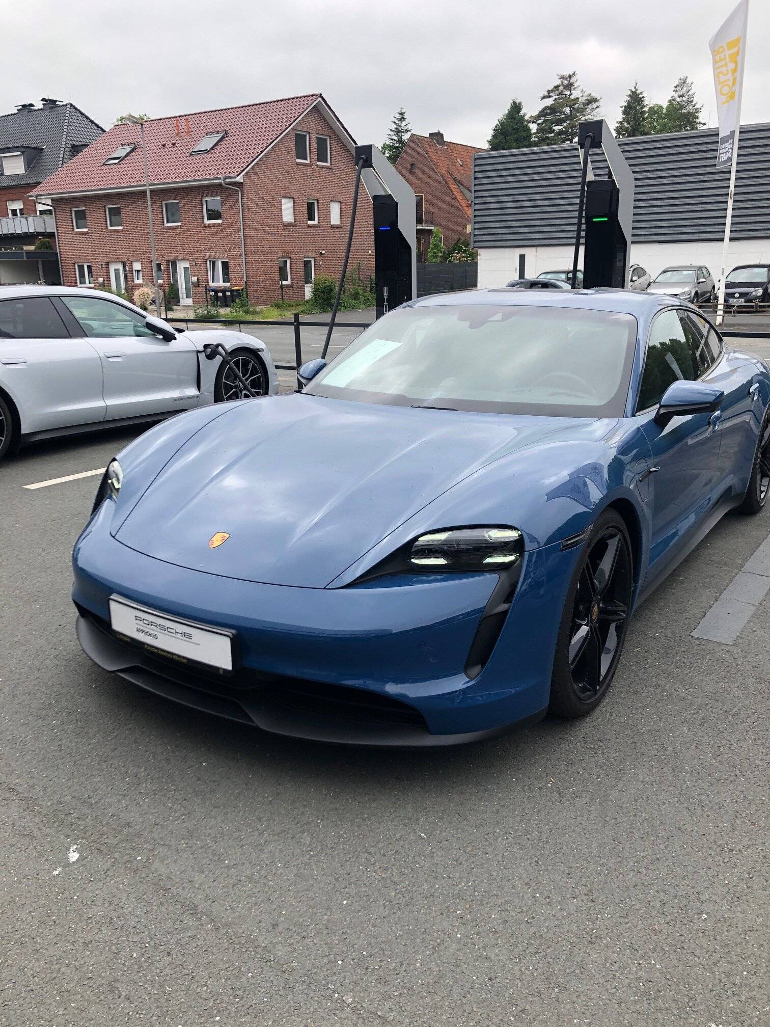 Porsche Taycan NEPTUNE BLUE Taycan Club 06E81FE0-42CD-4ABA-A3E5-9AD3ABA05BA0-L0-001