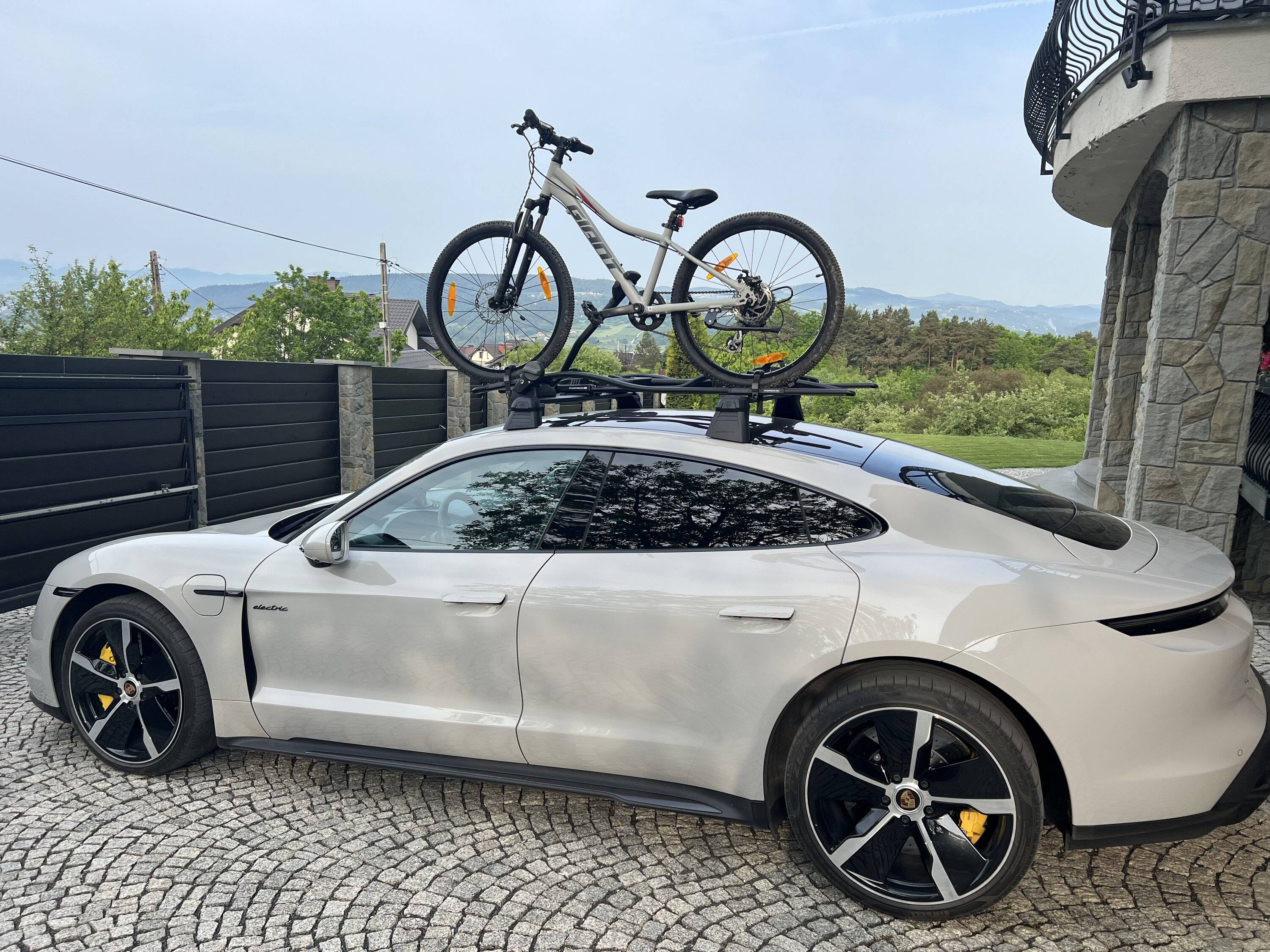 Porsche Taycan Transport system mount/demount ease IMG_3839