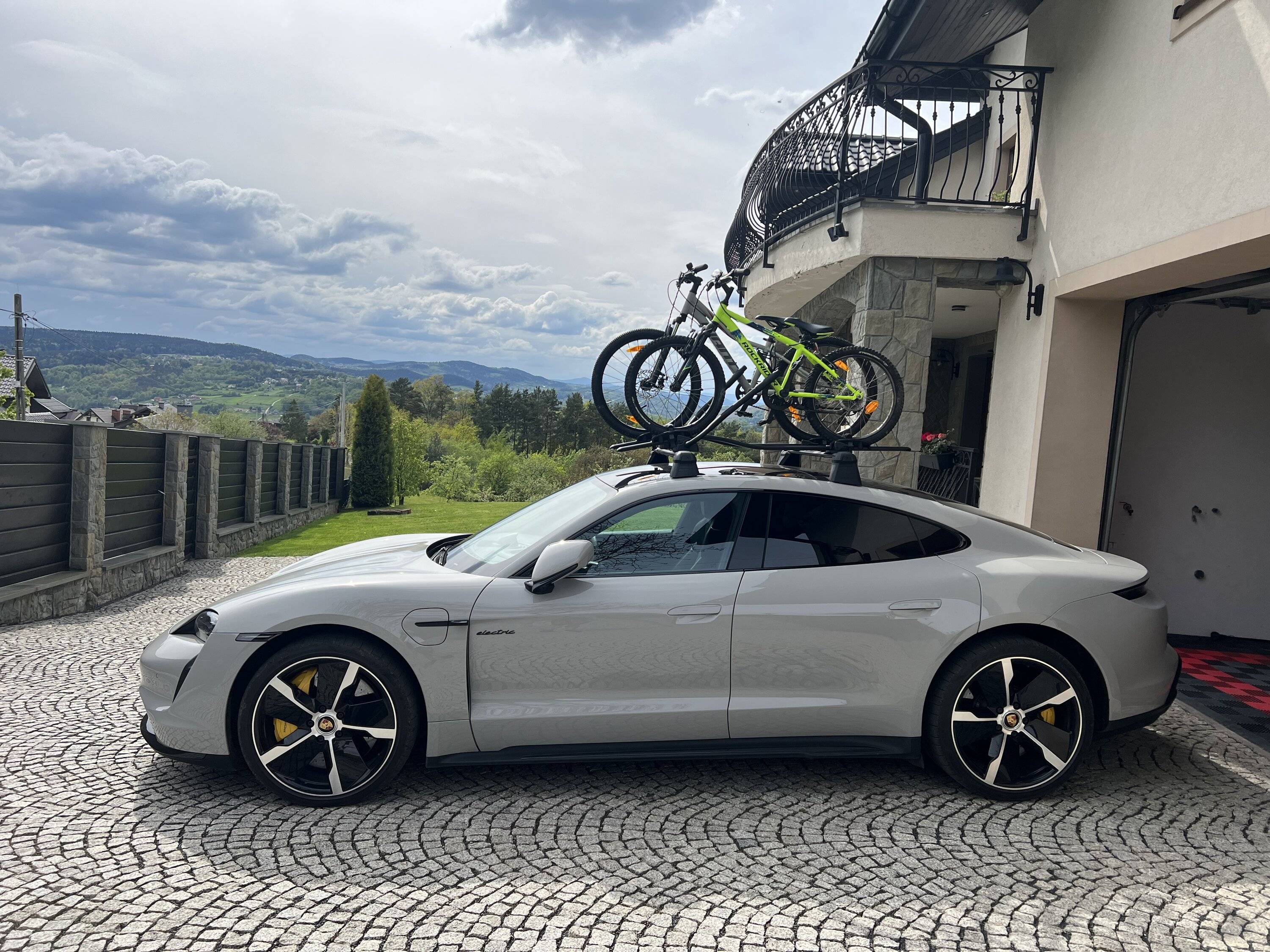 Porsche Taycan Transport system mount/demount ease IMG_3649
