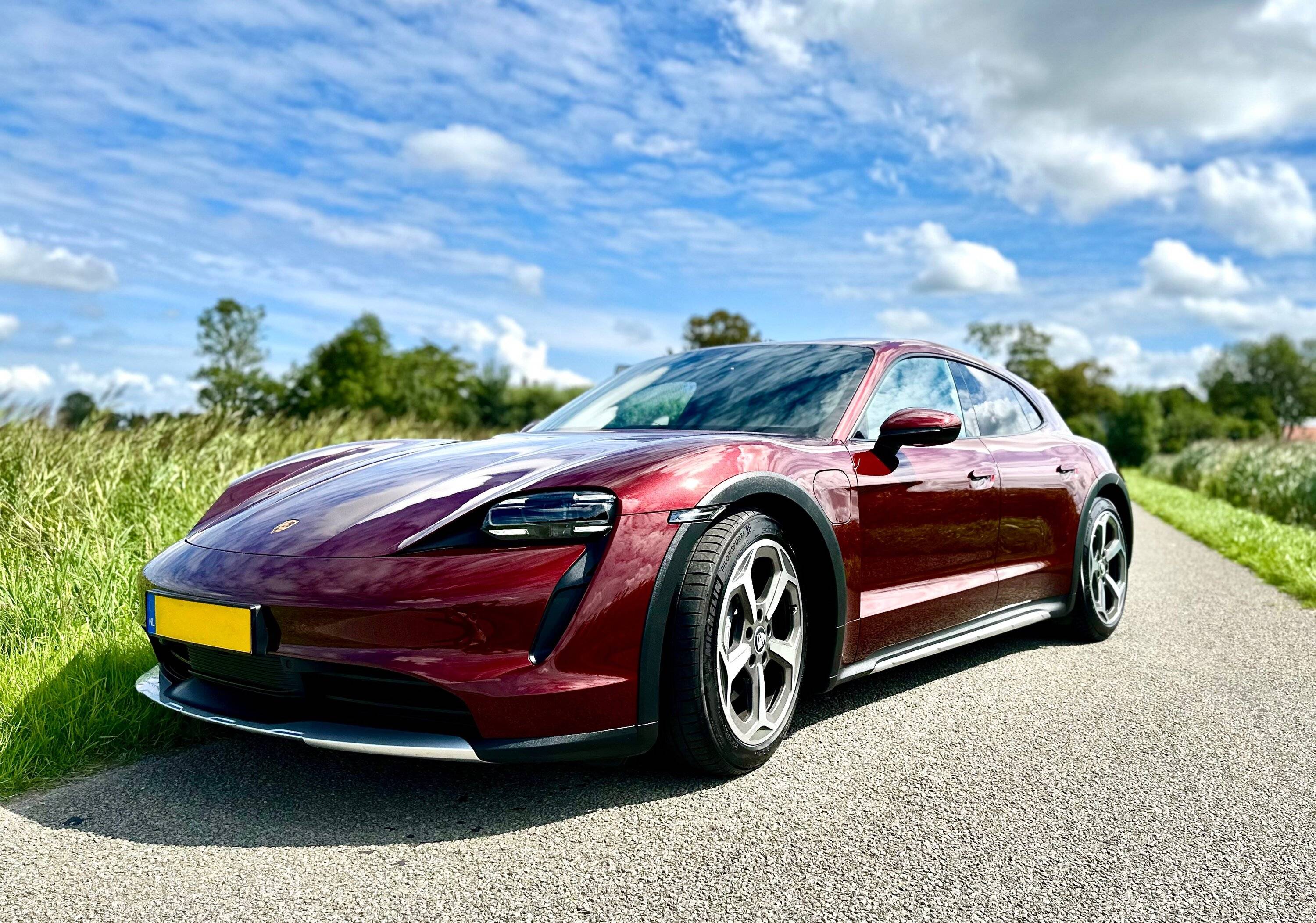 Porsche Taycan CHERRY METALLIC Taycan Club IMG_3456
