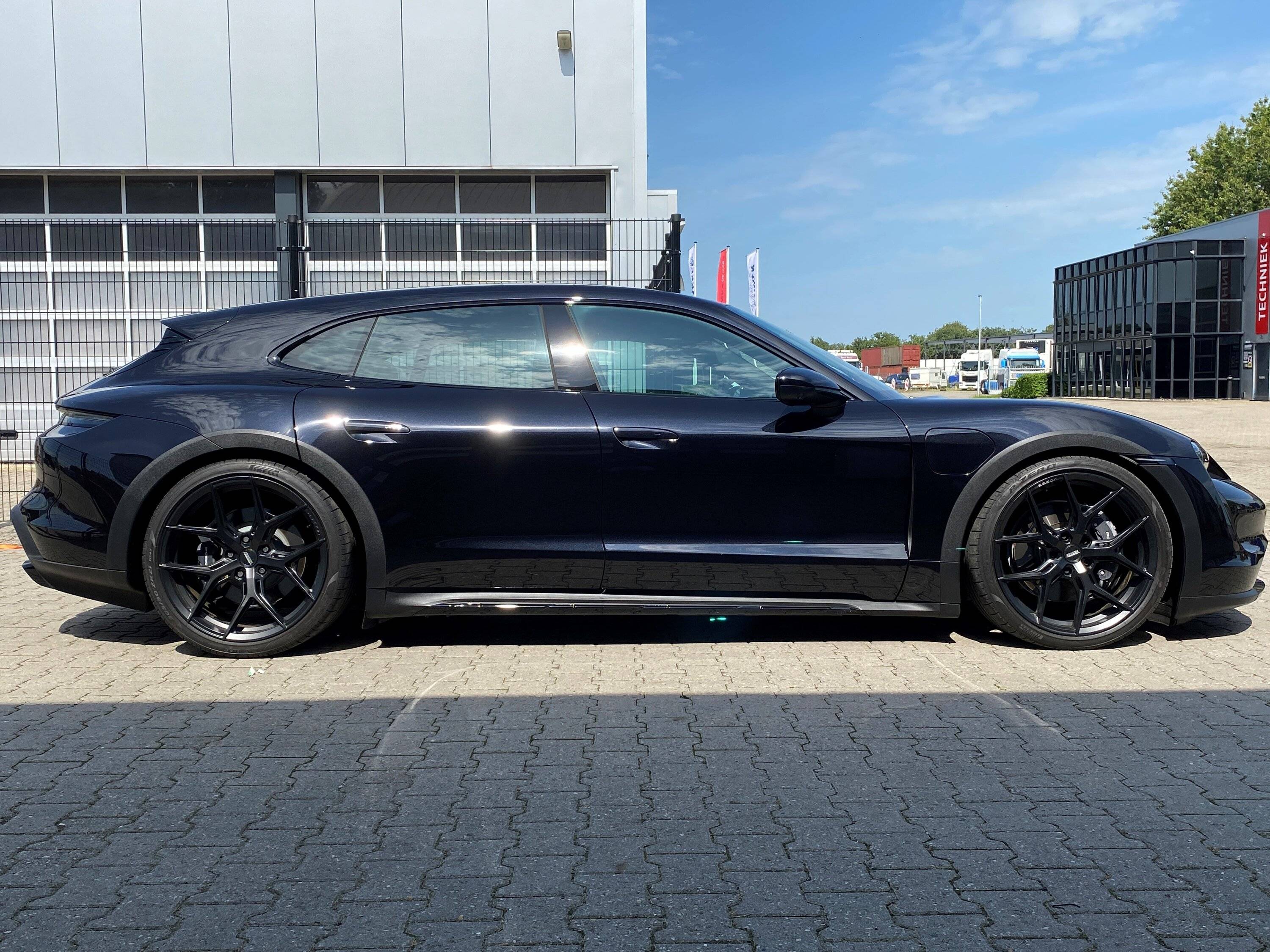 Porsche Taycan Taycan Aero Wheels Painted Black 1