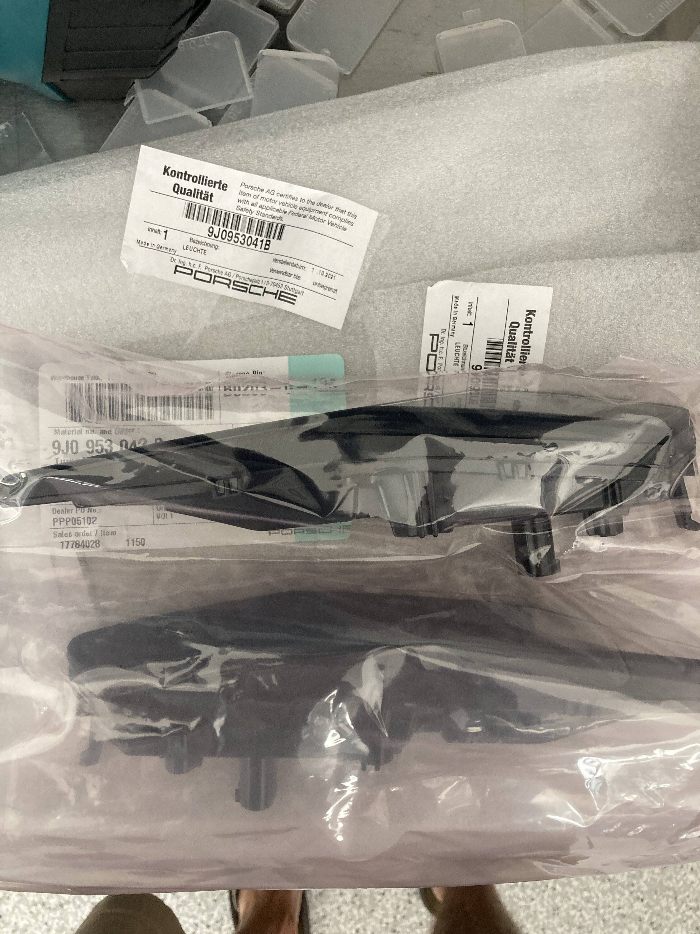 Porsche Taycan FS new in box clear side markers F852DE5D-2A99-4489-91DD-102FA7F4BF5A