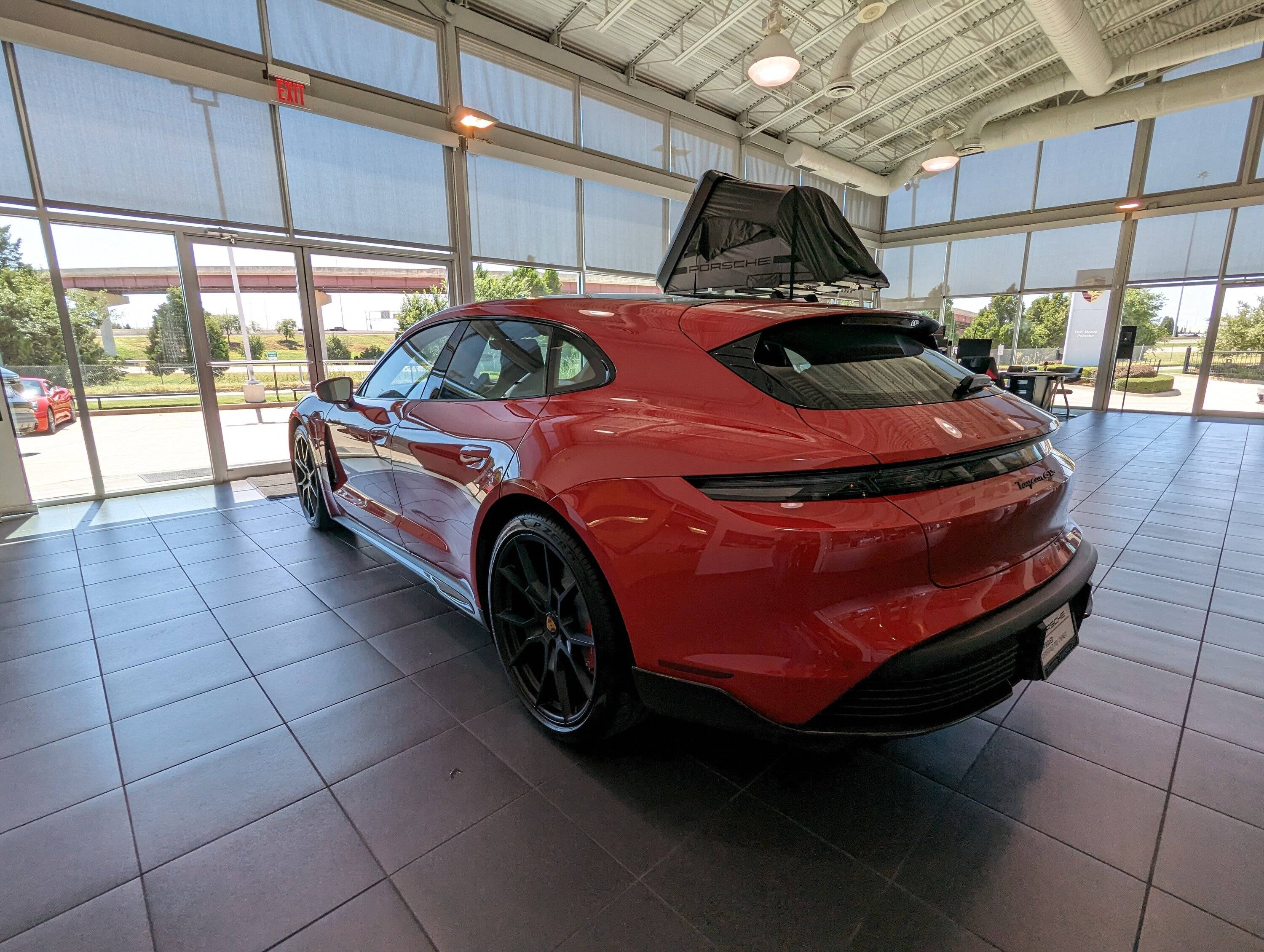 Porsche Taycan CARMINE RED Taycan Club PXL_20230816_194245214