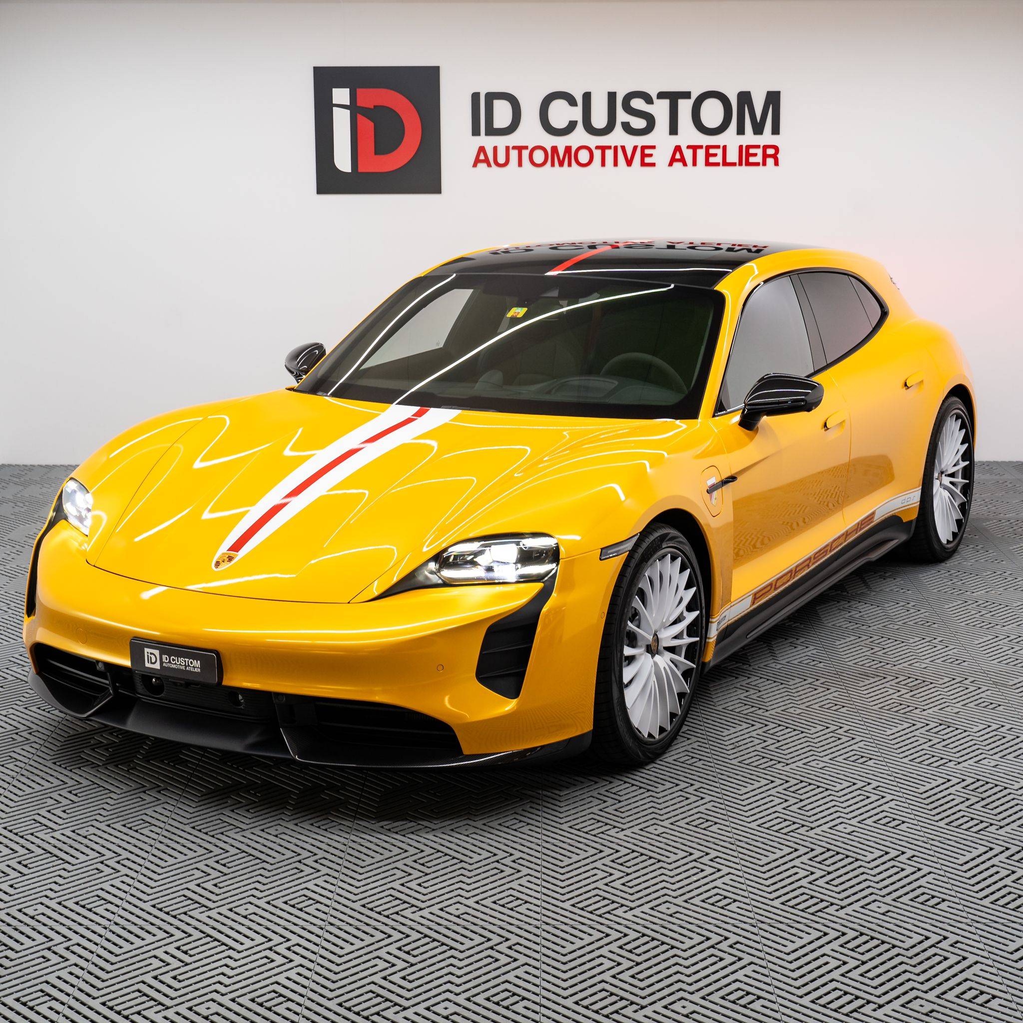 Porsche Taycan Yellow Cross Turismo (wrapped) d83e0783-1630-4abe-b695-ce7329535bf2
