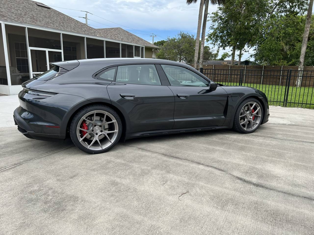 Porsche Taycan VOLCANO GREY Taycan Club IMG_0607