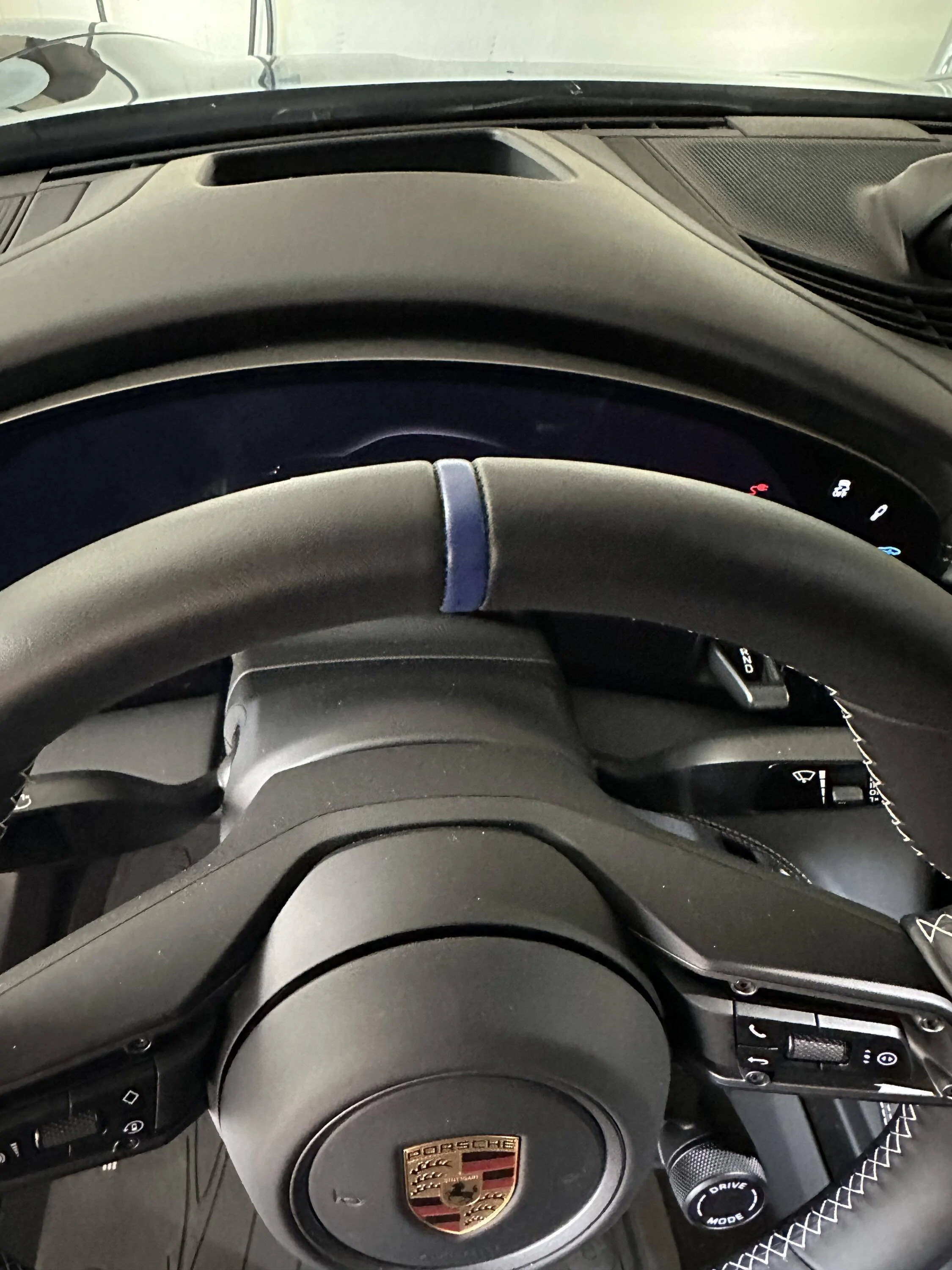 Porsche Taycan Color little stripe on the steering wheel. 1693241250541