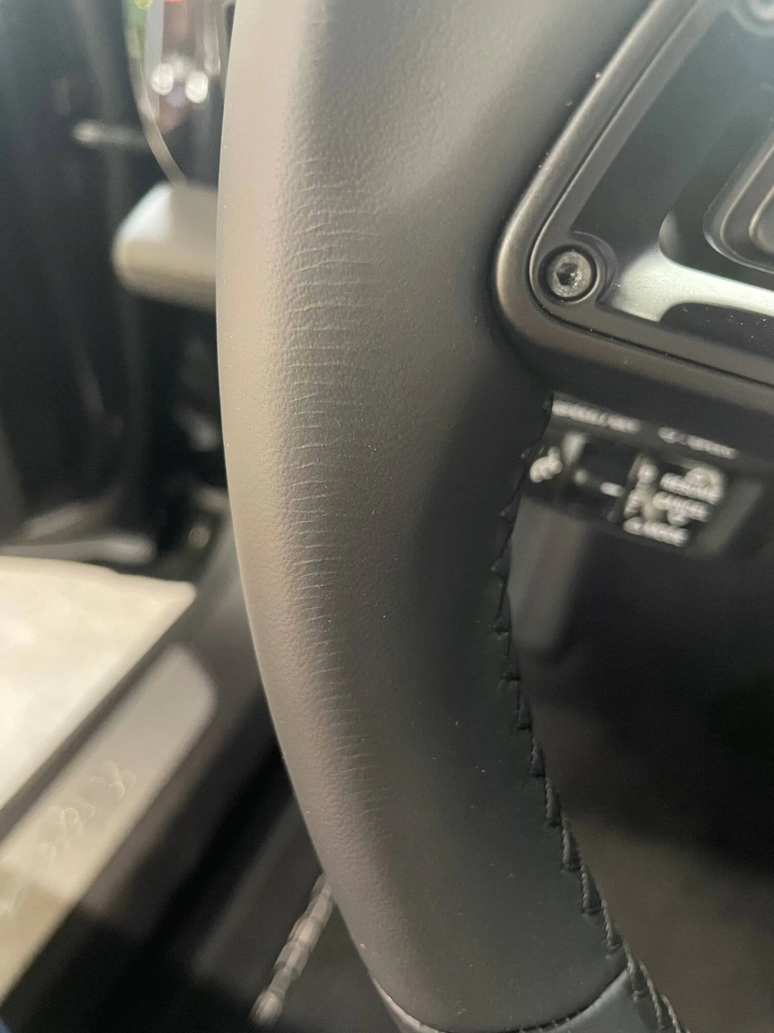 Porsche Taycan Leather Steering wheel cracks IMG_1121