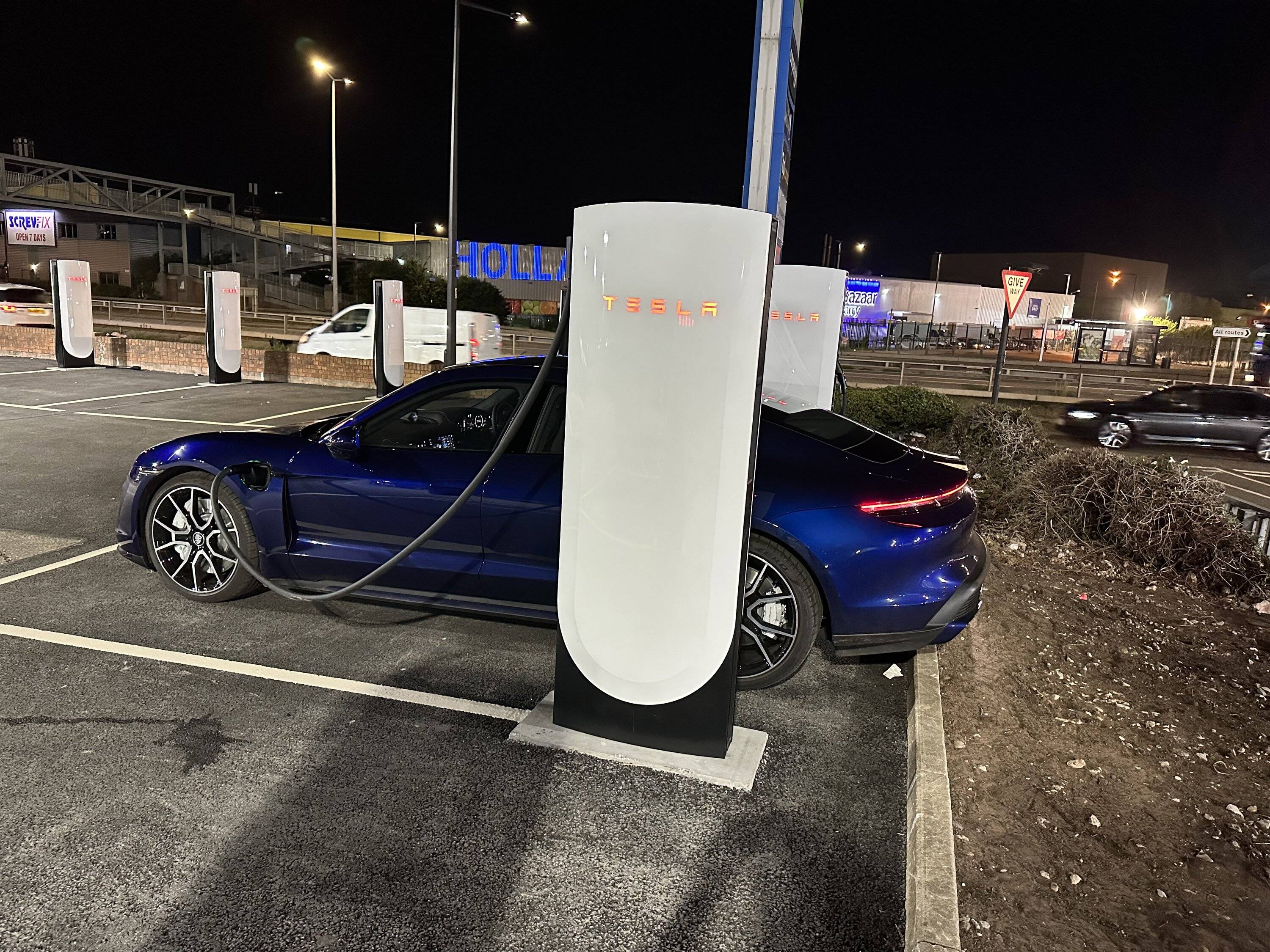 Porsche Taycan First Tesla V4 site in the world with payment terminals IMG_2007