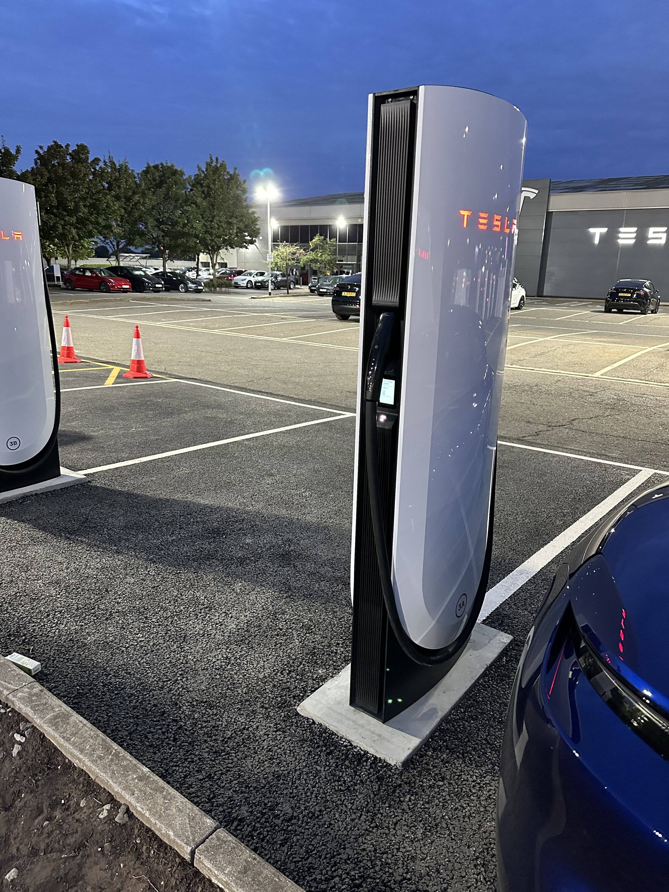 Porsche Taycan First Tesla V4 site in the world with payment terminals IMG_2022
