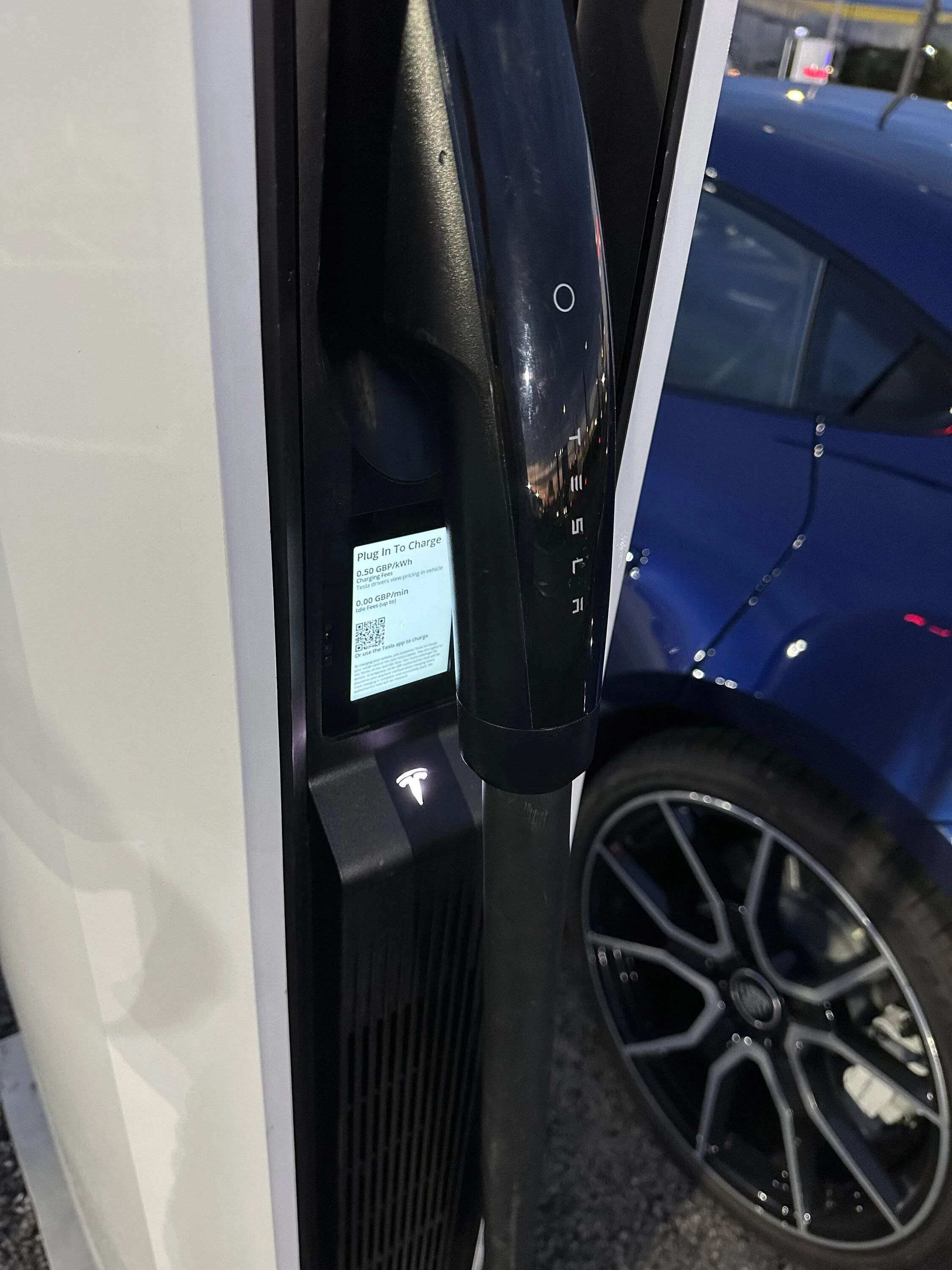 Porsche Taycan First Tesla V4 site in the world with payment terminals IMG_2024