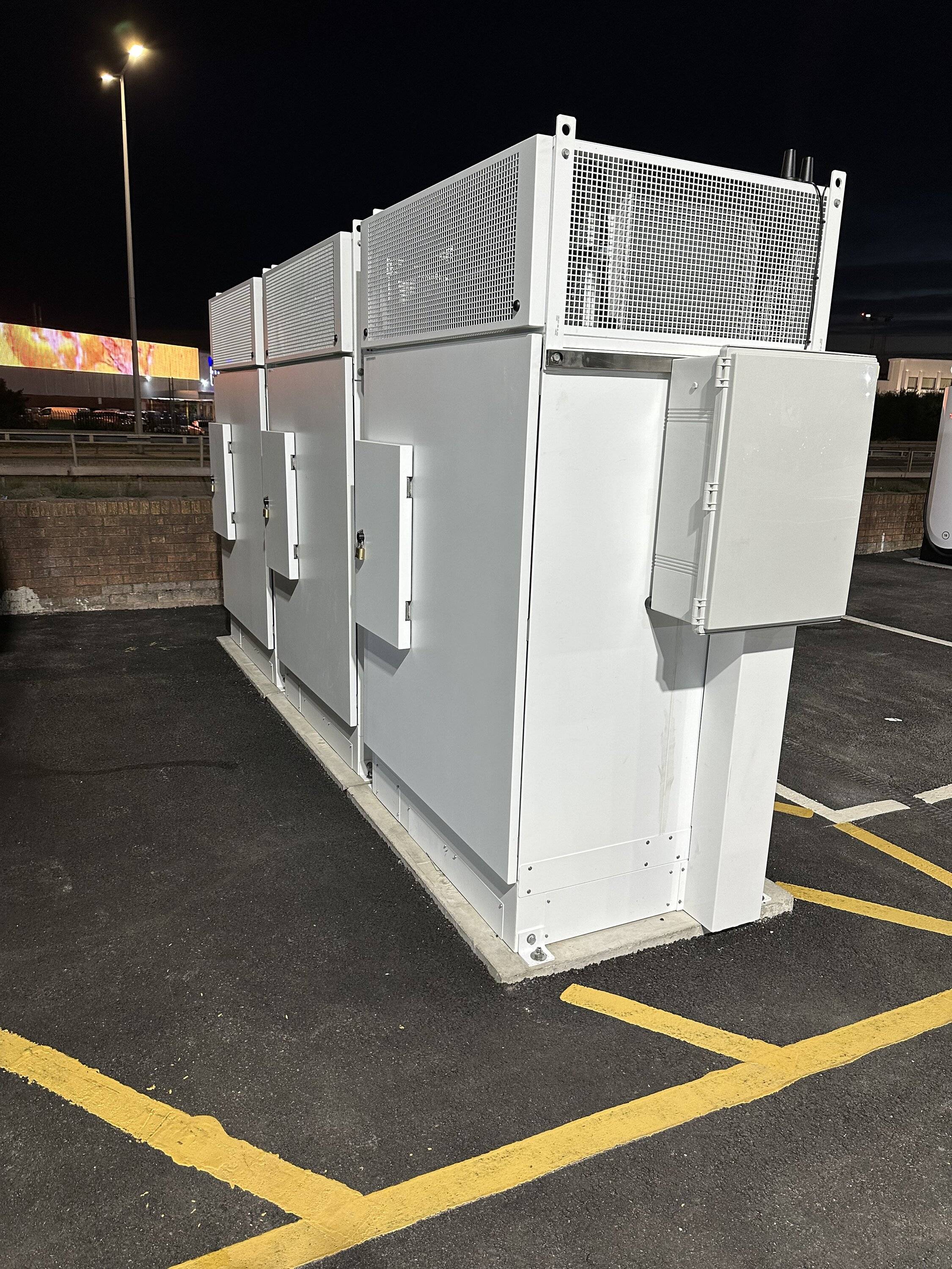 Porsche Taycan First Tesla V4 site in the world with payment terminals IMG_2019