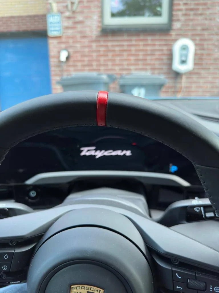 Porsche Taycan Color little stripe on the steering wheel. b6aad177-6b45-43d7-893a-5ee1d130cfc5