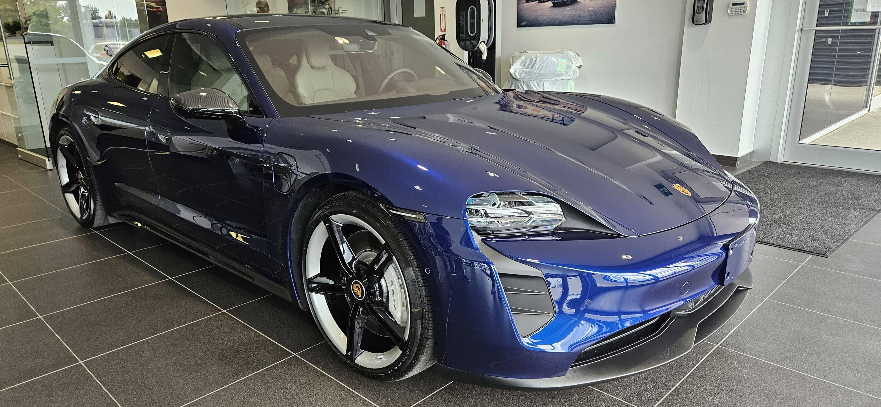 Porsche Taycan Porsche glacier blue "lights" 20230826_105624