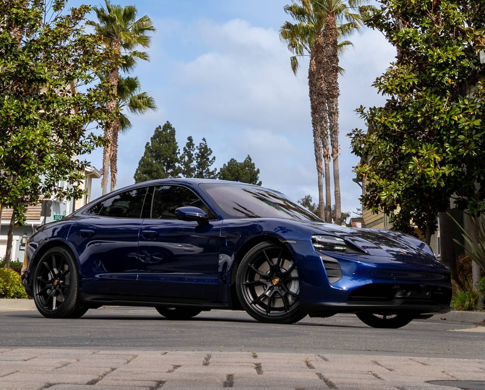 Porsche Taycan GENTIAN BLUE Taycan Club DSC01401 cropped