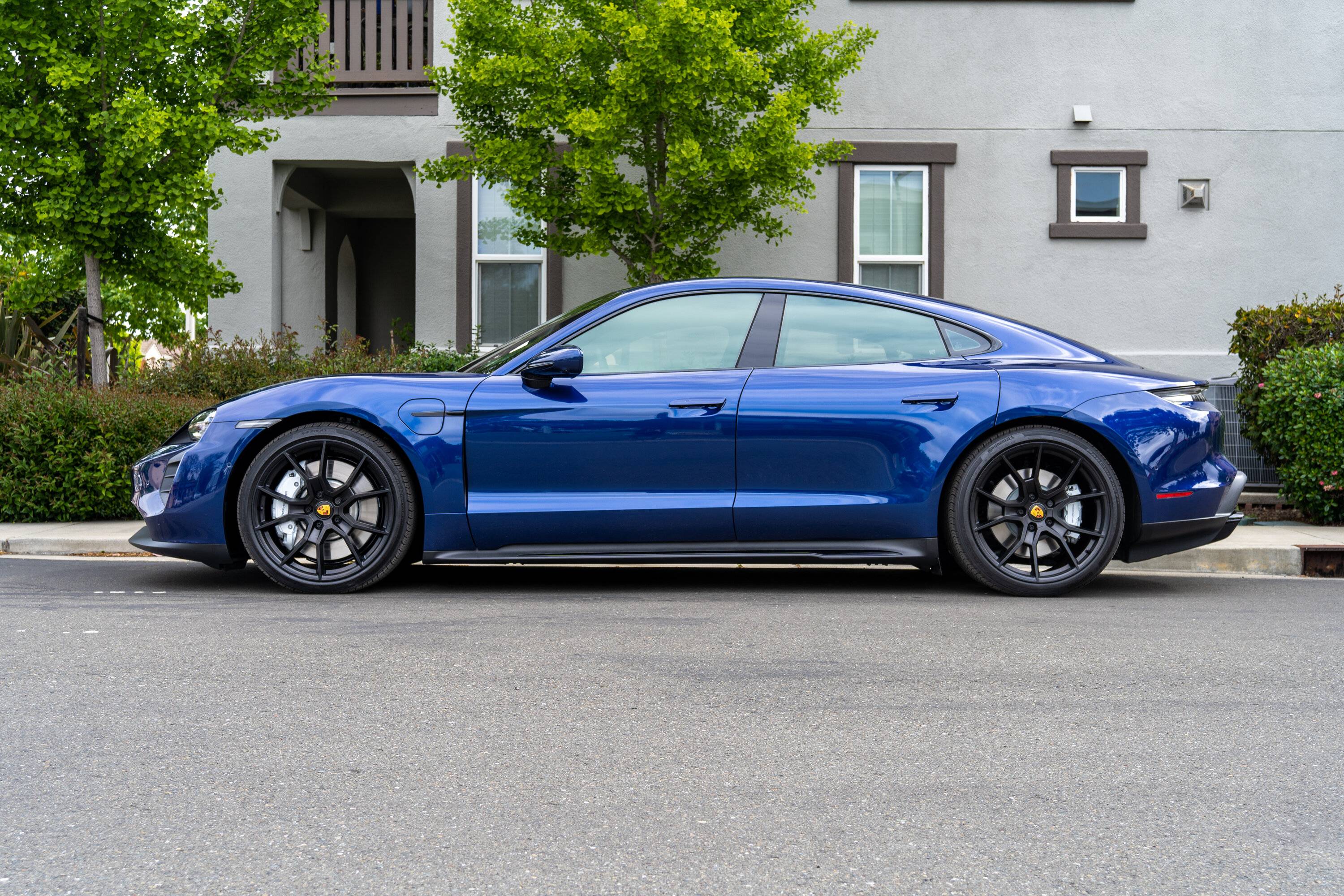 Porsche Taycan GENTIAN BLUE Taycan Club DSC01405