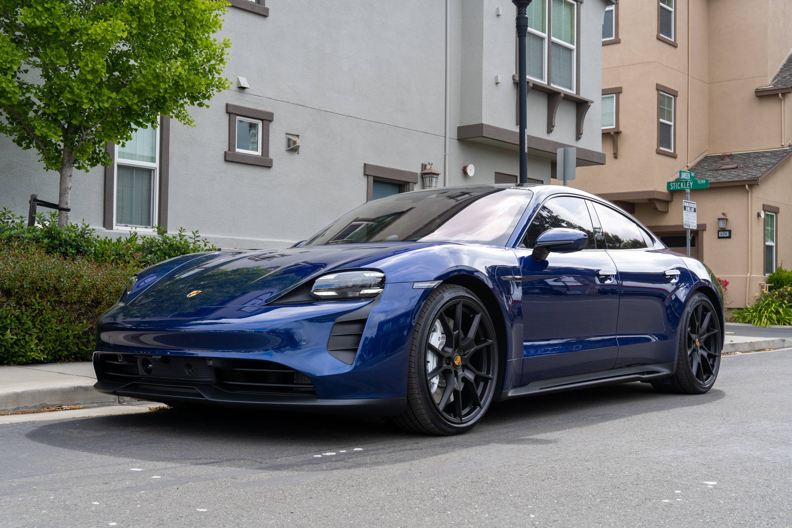 Porsche Taycan GENTIAN BLUE Taycan Club DSC01406