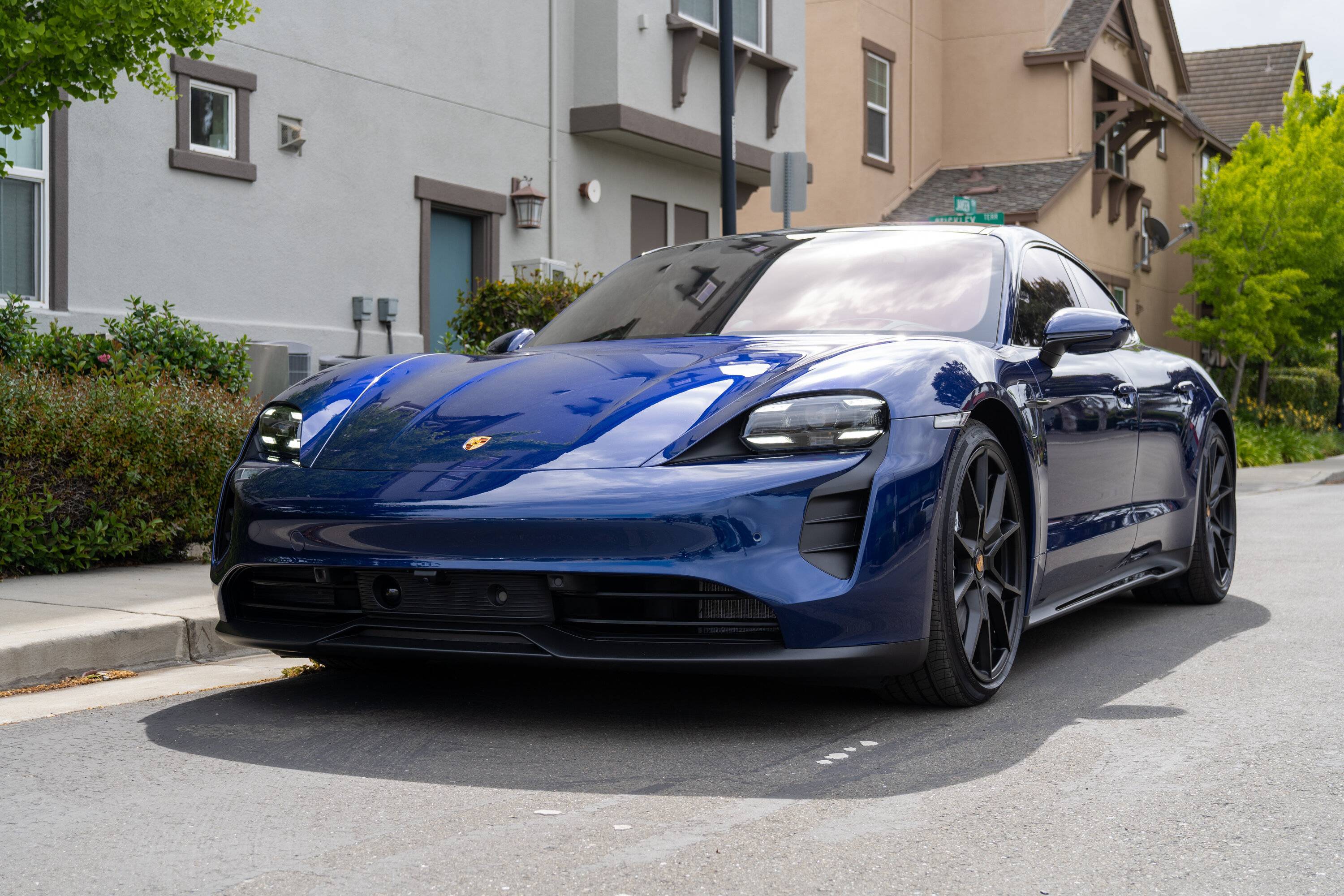 Porsche Taycan GENTIAN BLUE Taycan Club DSC01407