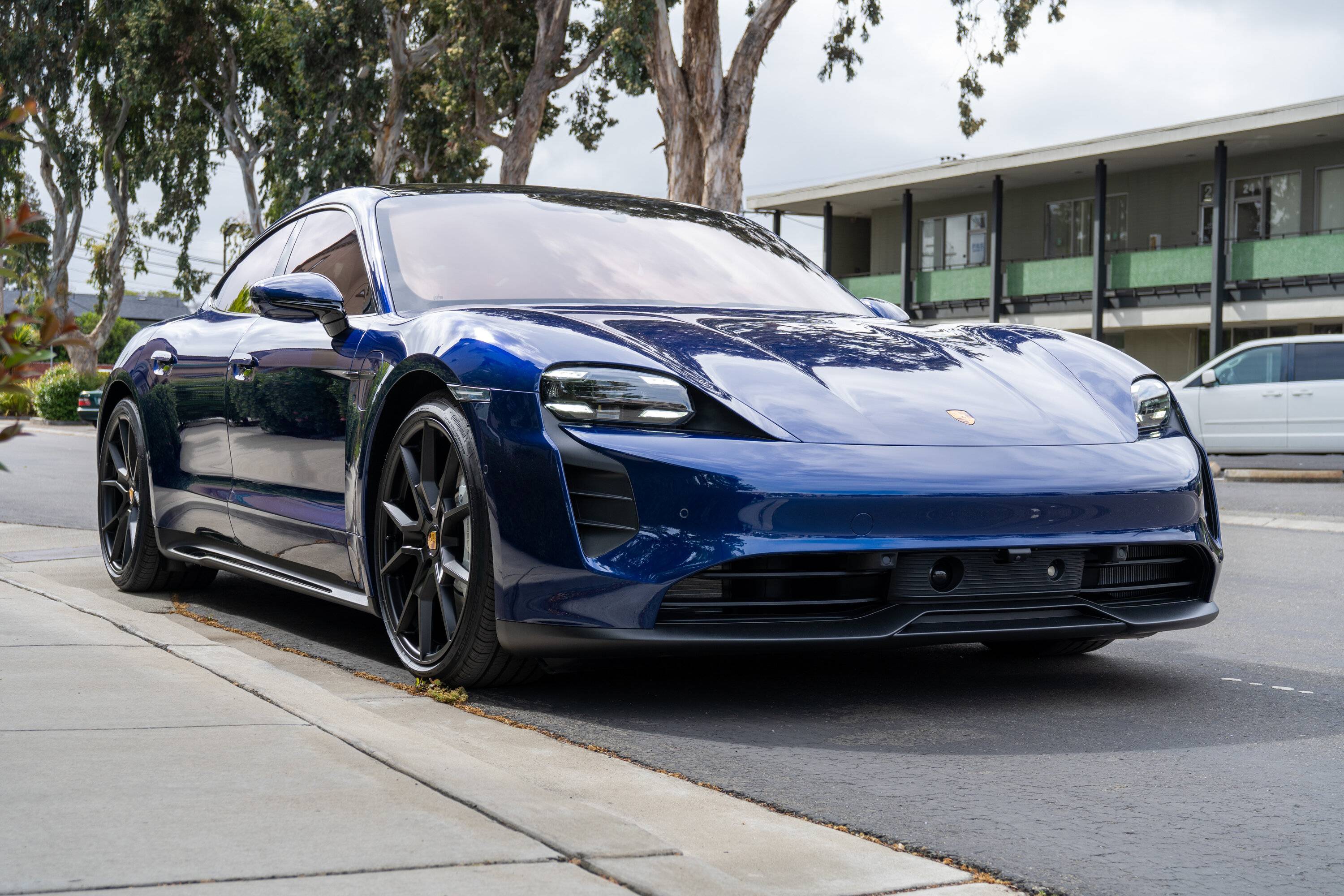Porsche Taycan GENTIAN BLUE Taycan Club DSC01409