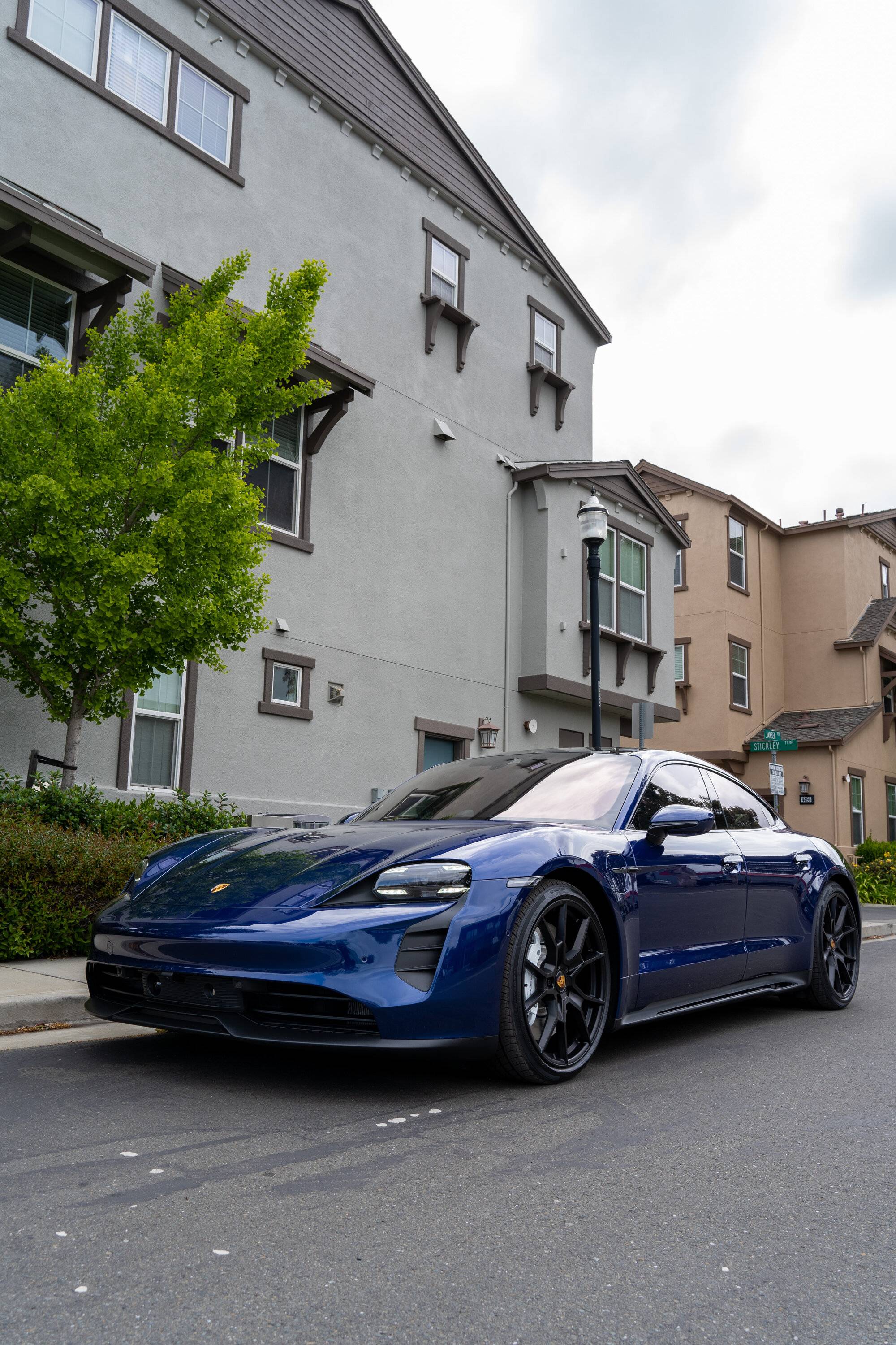 Porsche Taycan GENTIAN BLUE Taycan Club DSC01413
