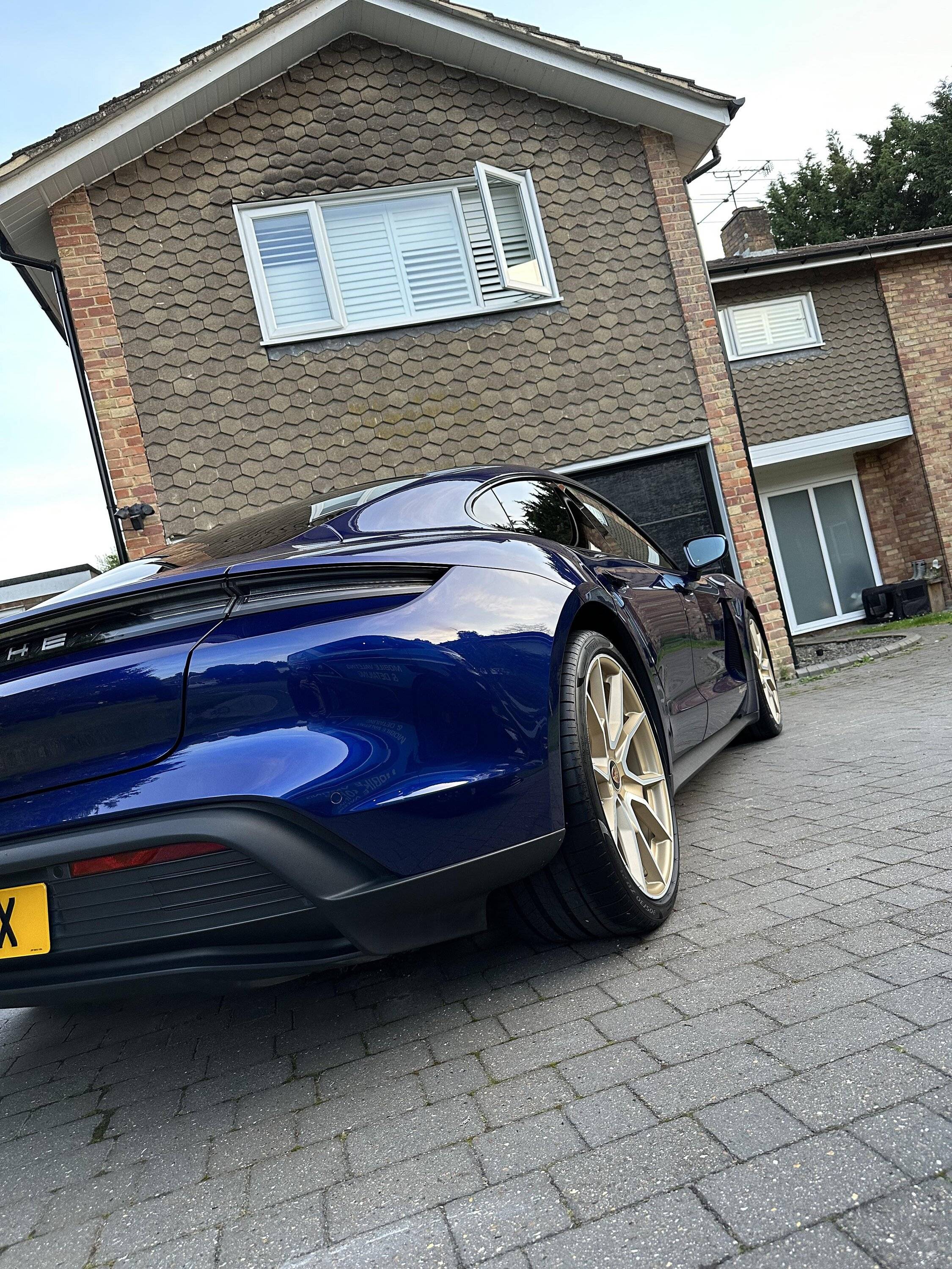 Porsche Taycan GENTIAN BLUE Taycan Club 365400558_3374923182819300_4659781392289135334_n