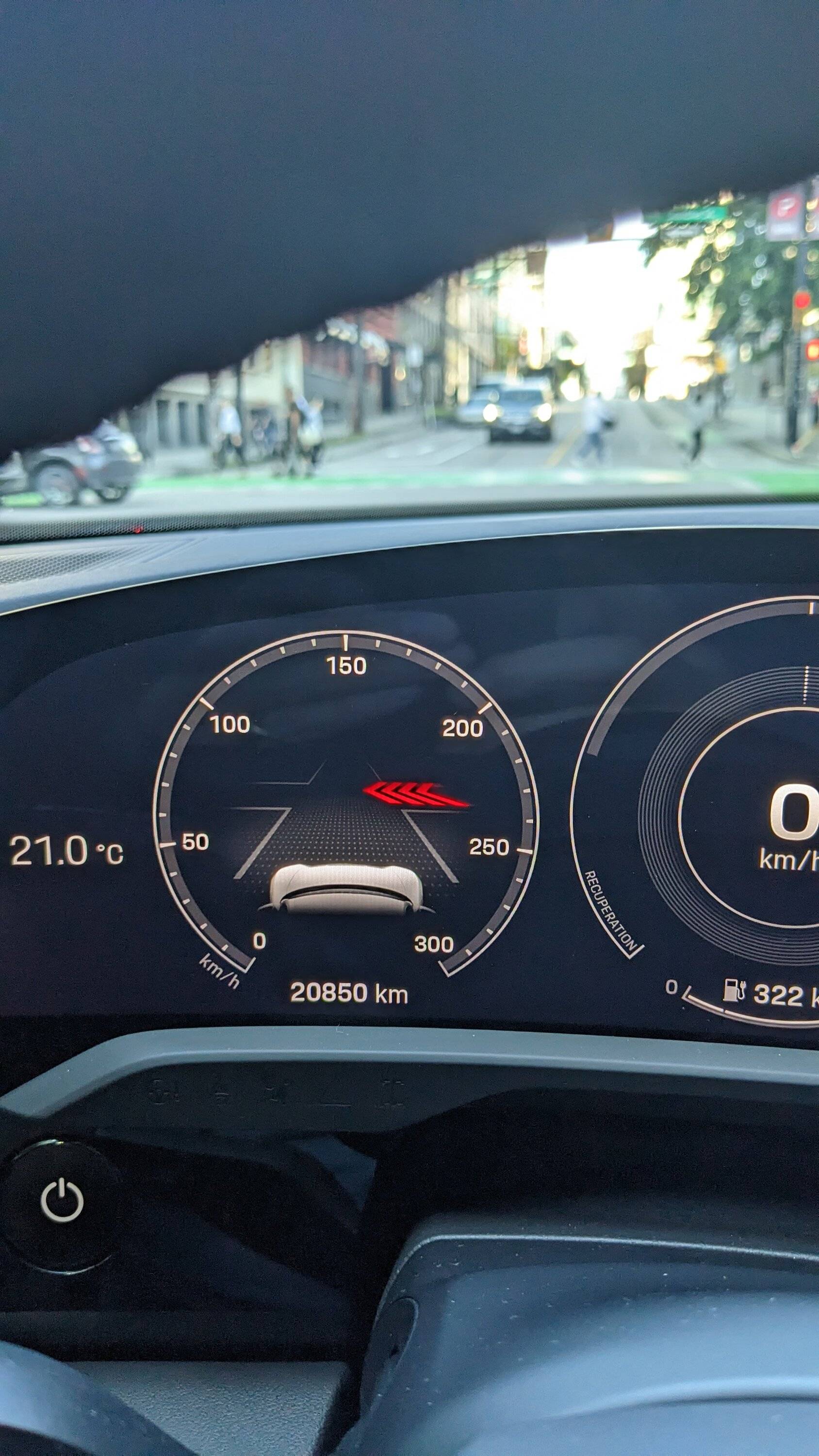 Porsche Taycan Never seen this feature before: intersection/cross traffic warning? PXL_20230914_010307132.MP