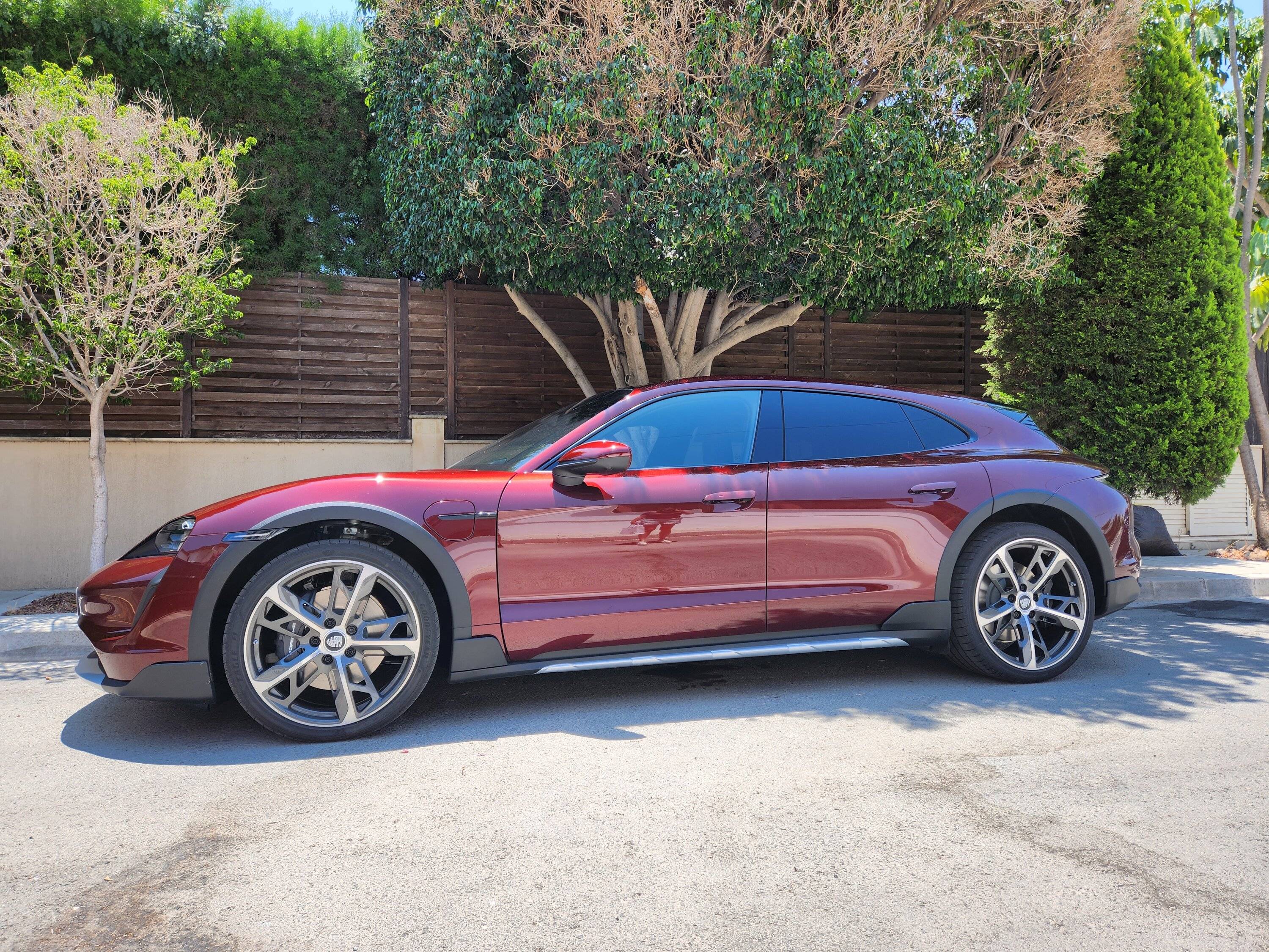 Porsche Taycan CHERRY METALLIC Taycan Club 20230701_122615