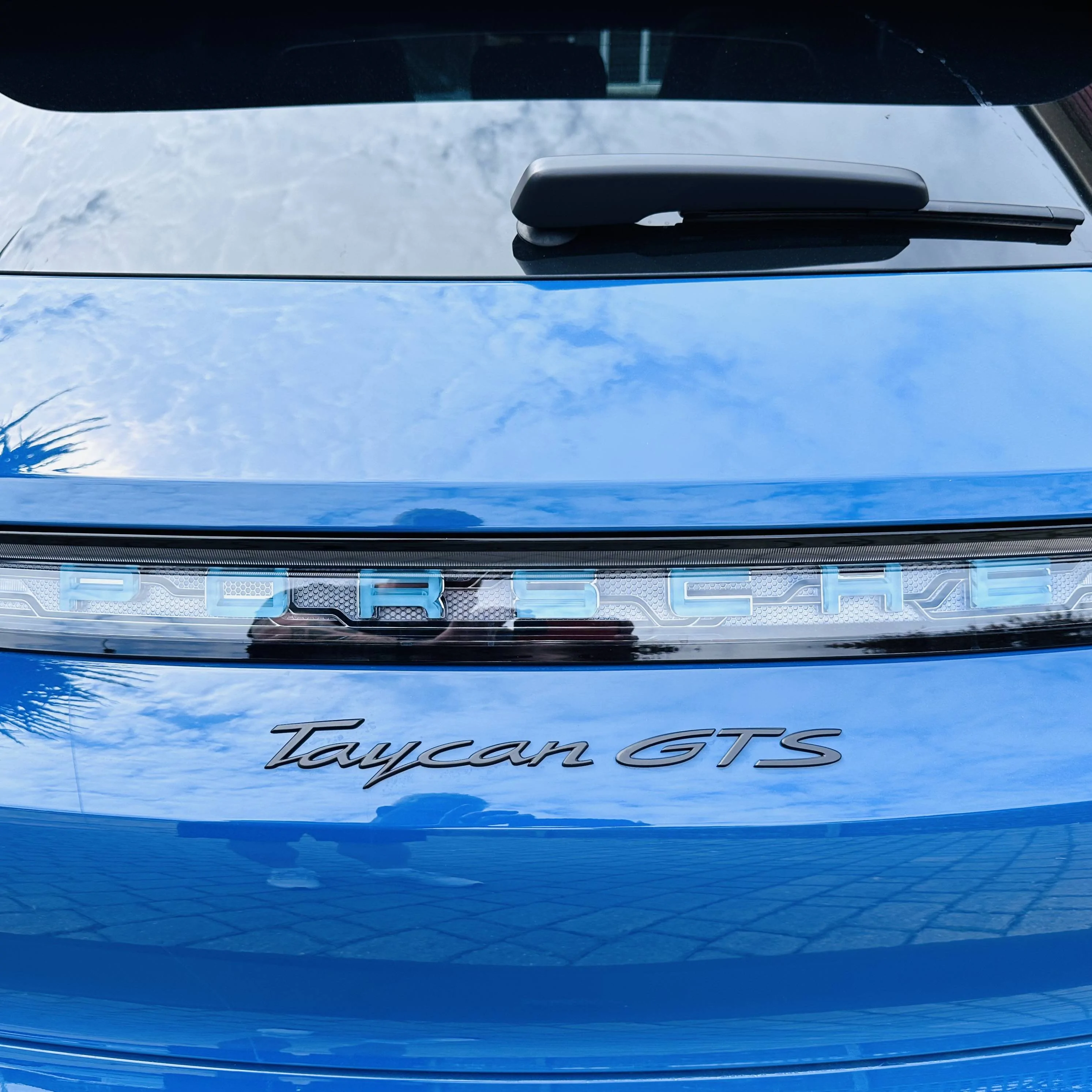 Porsche Taycan Porsche glacier blue "lights" IMG_0912