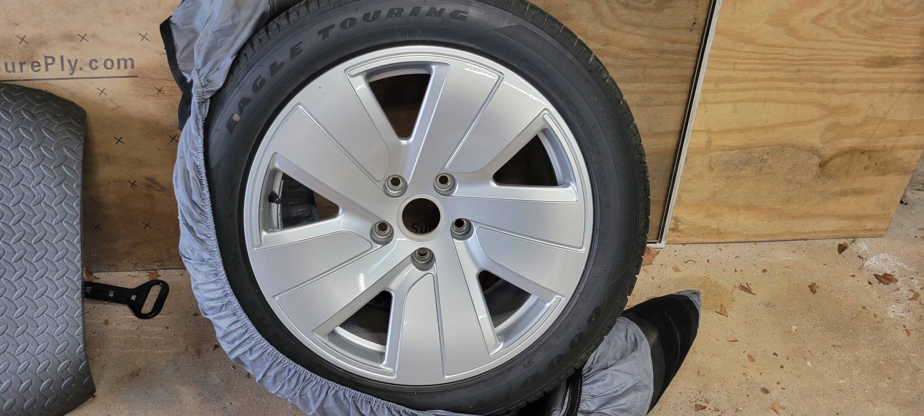 Porsche Taycan FS: 19" Silver painted wheels with all seasons - NYC ima