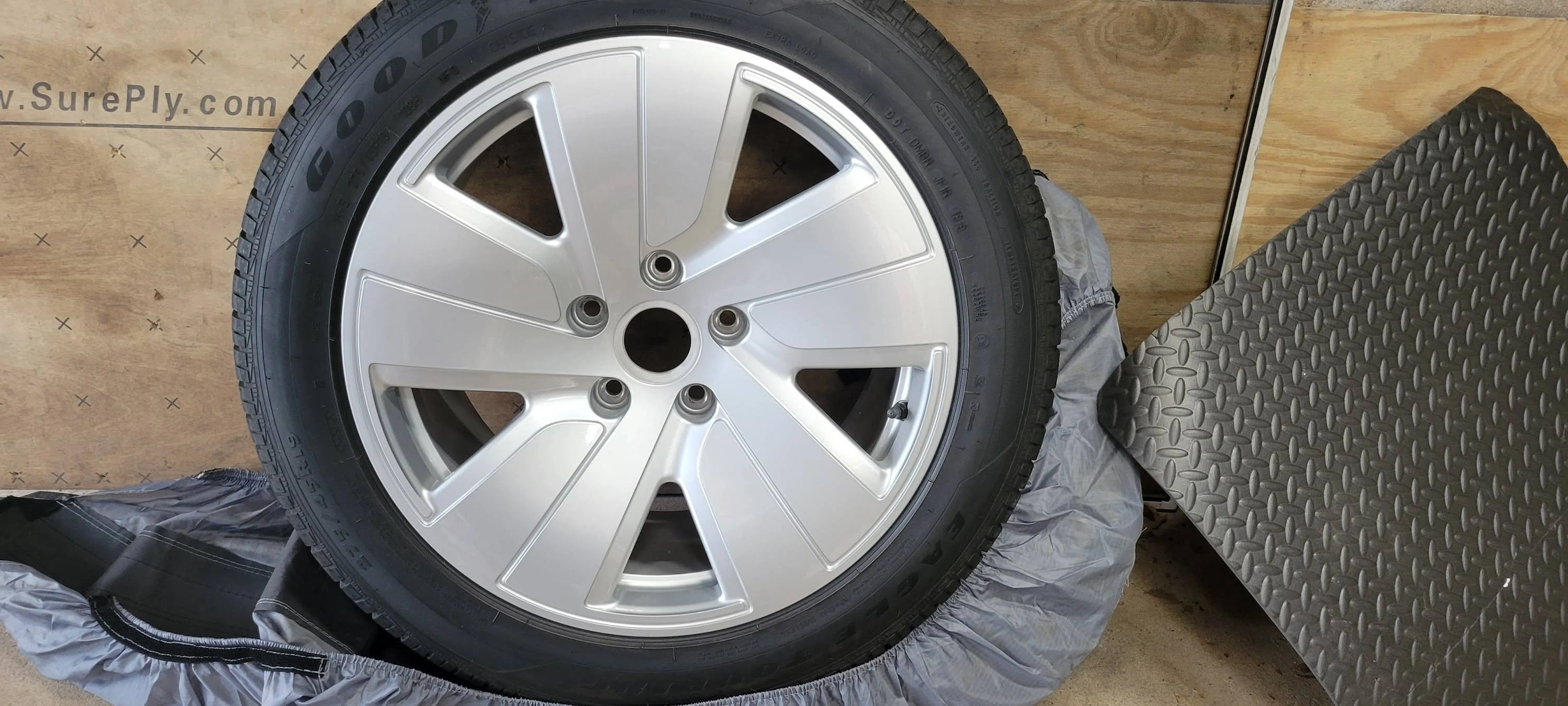 Porsche Taycan FS: 19" Silver painted wheels with all seasons - NYC 5fJ790SnqmHMJ2qt-Ql_9s=w3140-h1414-s-no?authuser=1