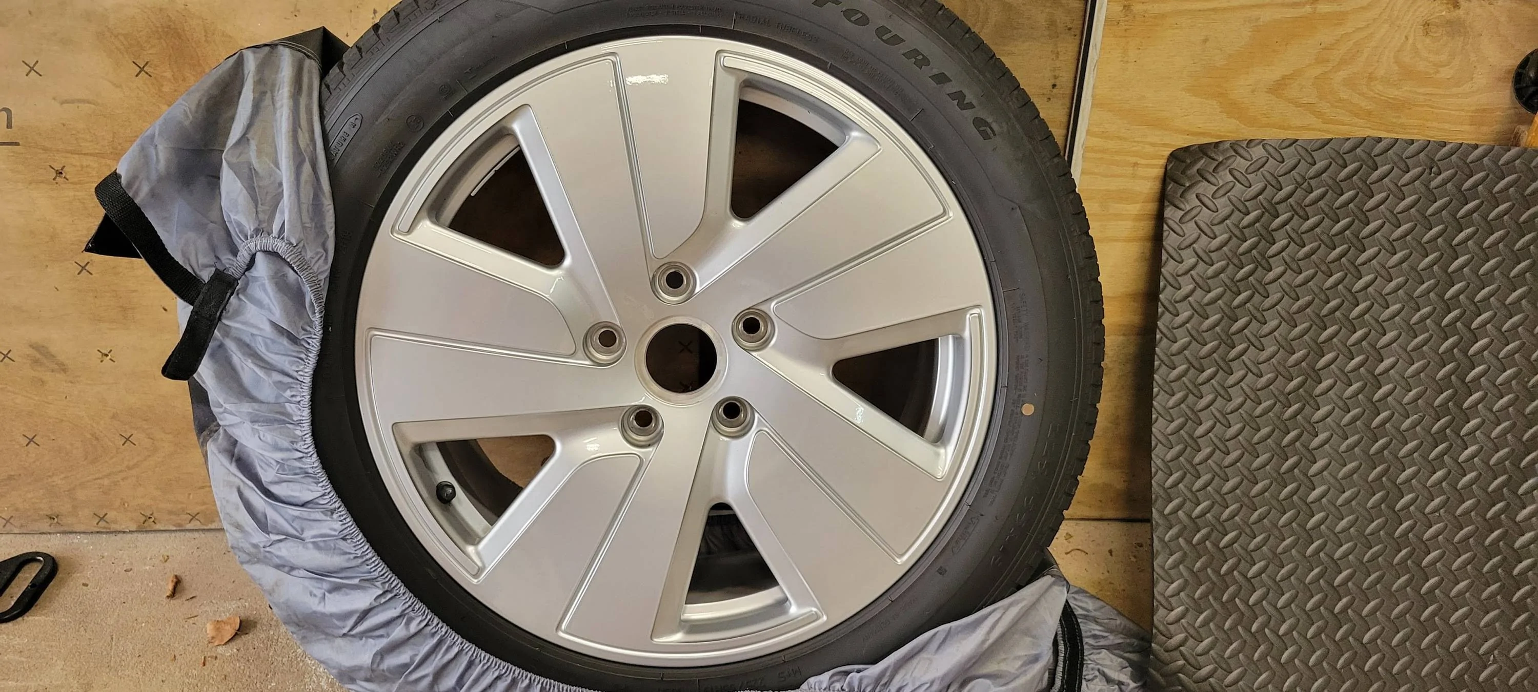 Porsche Taycan FS: 19" Silver painted wheels with all seasons - NYC SojbnXT1x86gKJAGA24Jhs=w3140-h1414-s-no?authuser=1
