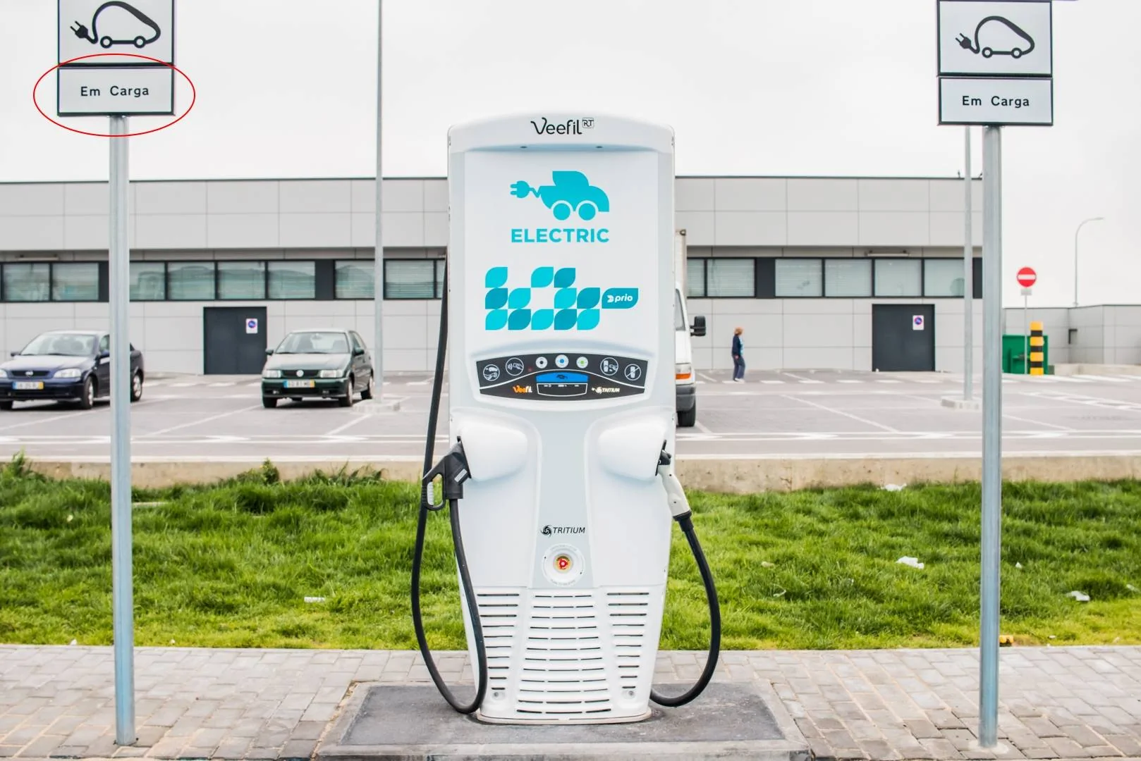 Porsche Taycan Charging etiquette. Would you do the same? emcarga