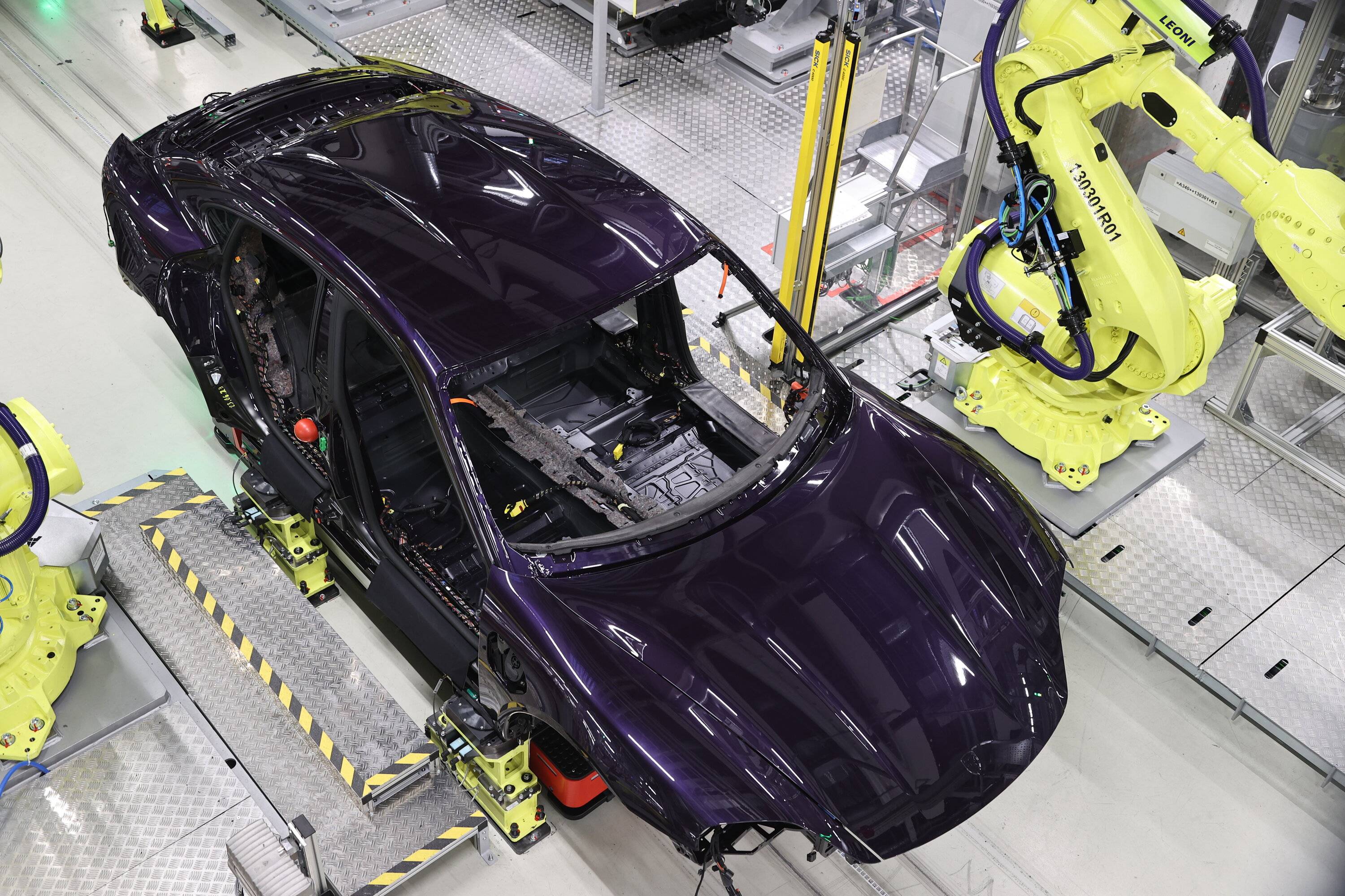 Porsche Taycan October 2023 Deliveries Taycan_Taycan_assembly_installation_roof