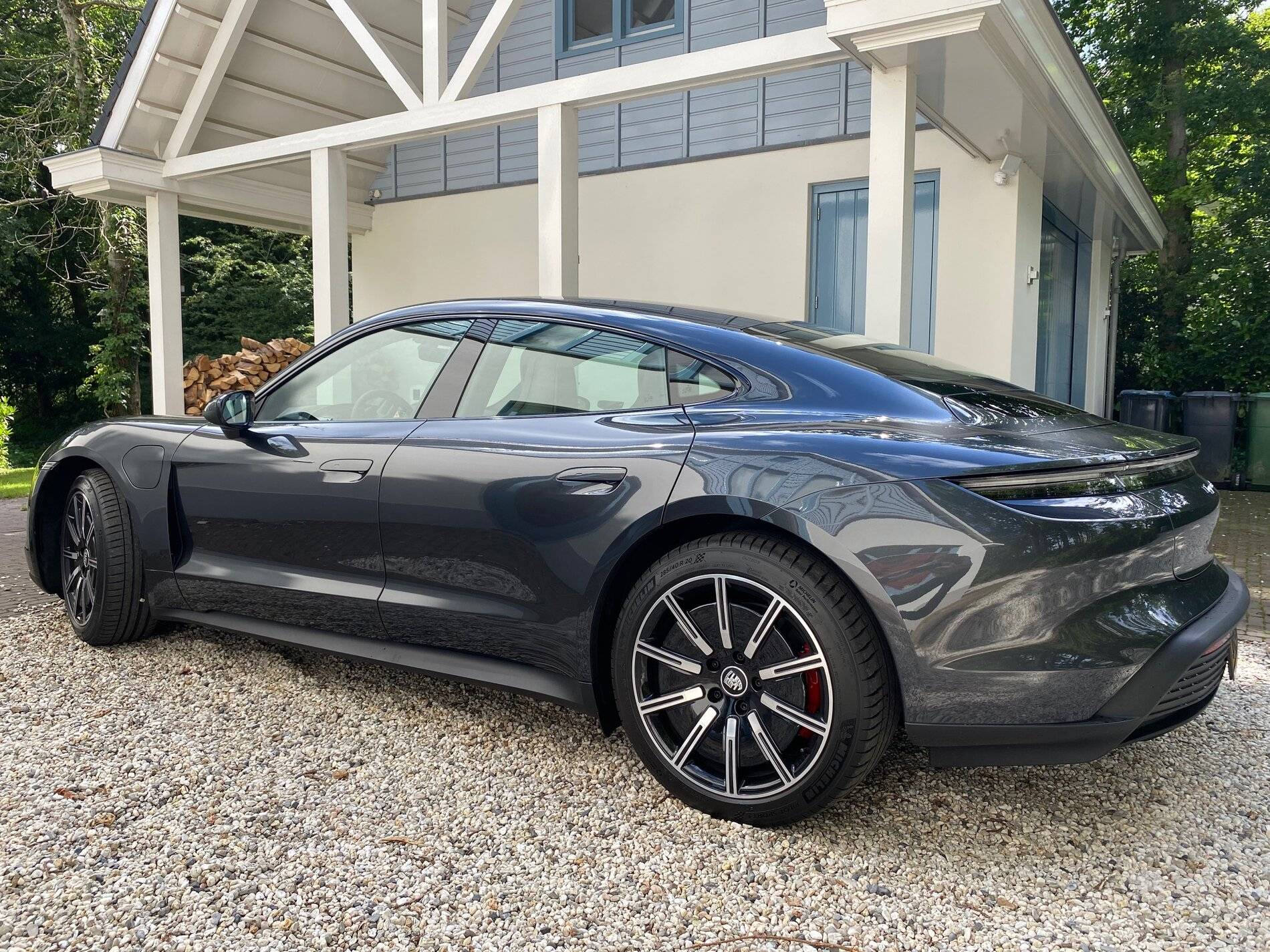 Porsche Taycan VOLCANO GREY Taycan Club 20D3BB1B-7664-4F5F-8E7E-ABAB0904C00D