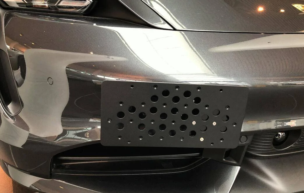 Porsche Taycan Dealing with the front license plate aocojlommdkgcbil