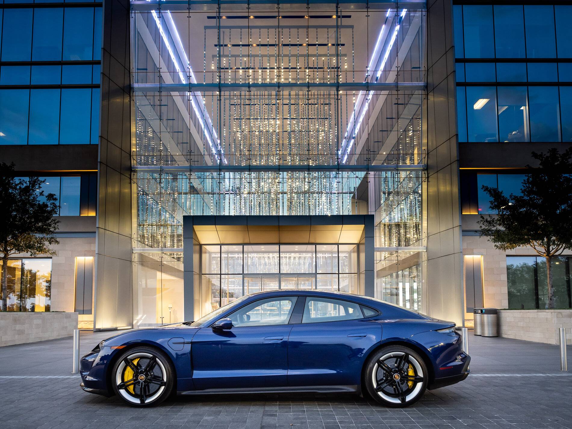 Porsche Taycan GENTIAN BLUE Taycan Club P7035776