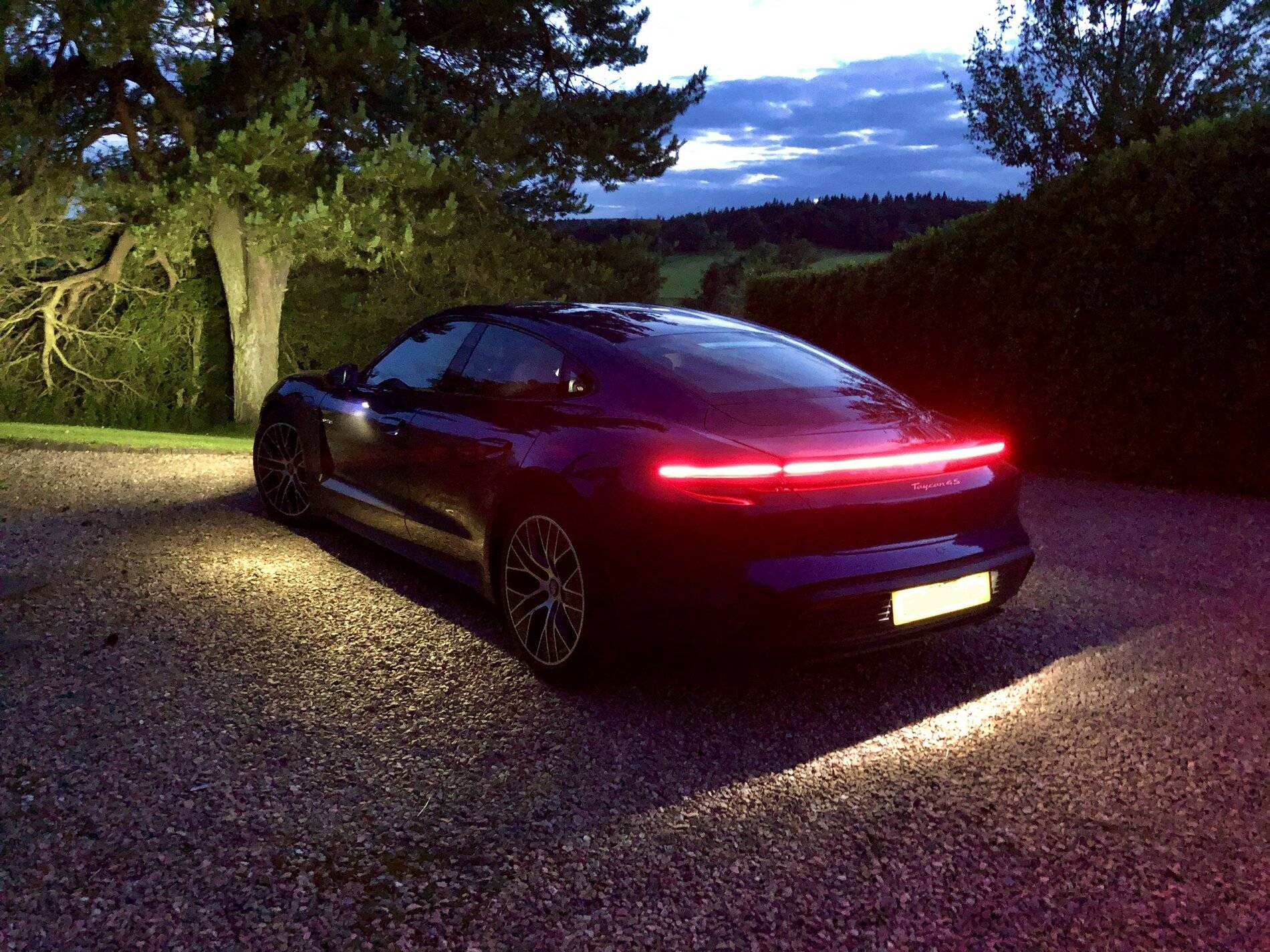 Porsche Taycan GENTIAN BLUE Taycan Club A687385E-8CD6-410B-8CAE-D3416E0883DD