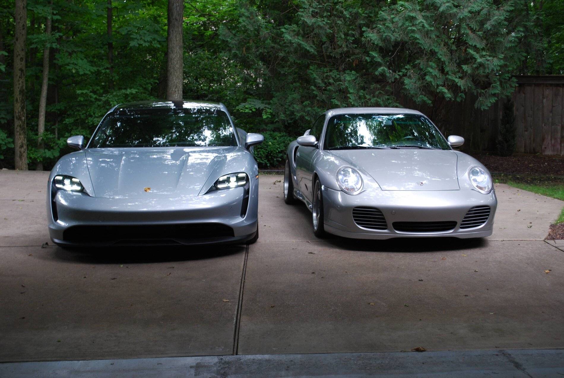 Porsche Taycan DOLOMITE SILVER Taycan Club Twins