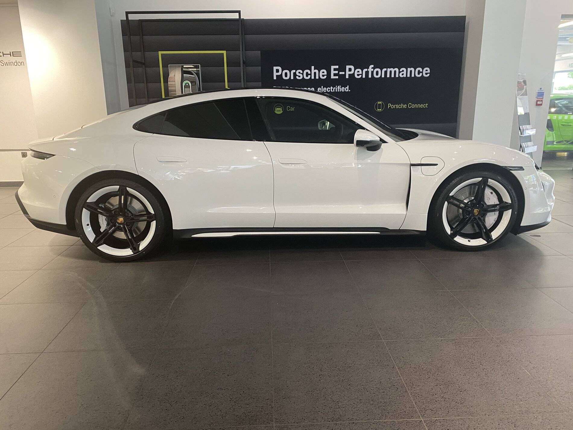 Porsche Taycan CARRARA WHITE Taycan Club BF034896-CC05-47B2-84F9-0F2B727951EB
