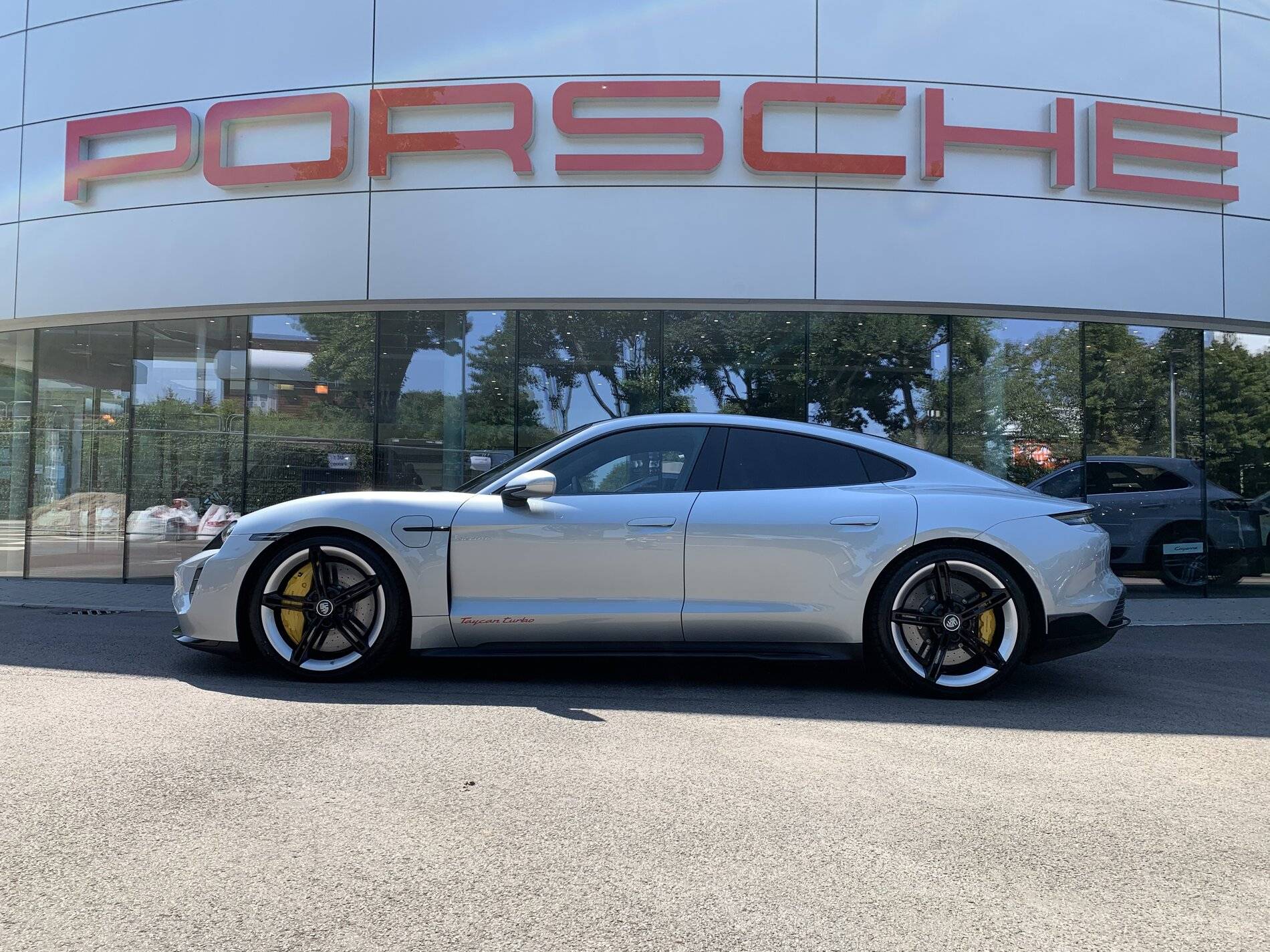 Porsche Taycan DOLOMITE SILVER Taycan Club 13B76C64-BAF3-46D6-8039-CEA65ED9D082