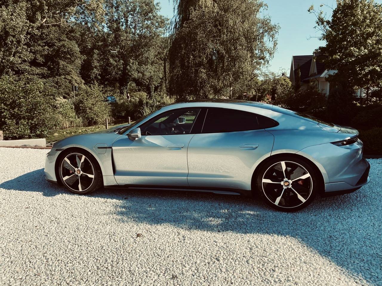 Porsche Taycan DOLOMITE SILVER Taycan Club 84618DA2-DC15-4229-AC38-3FD463E3DA0E